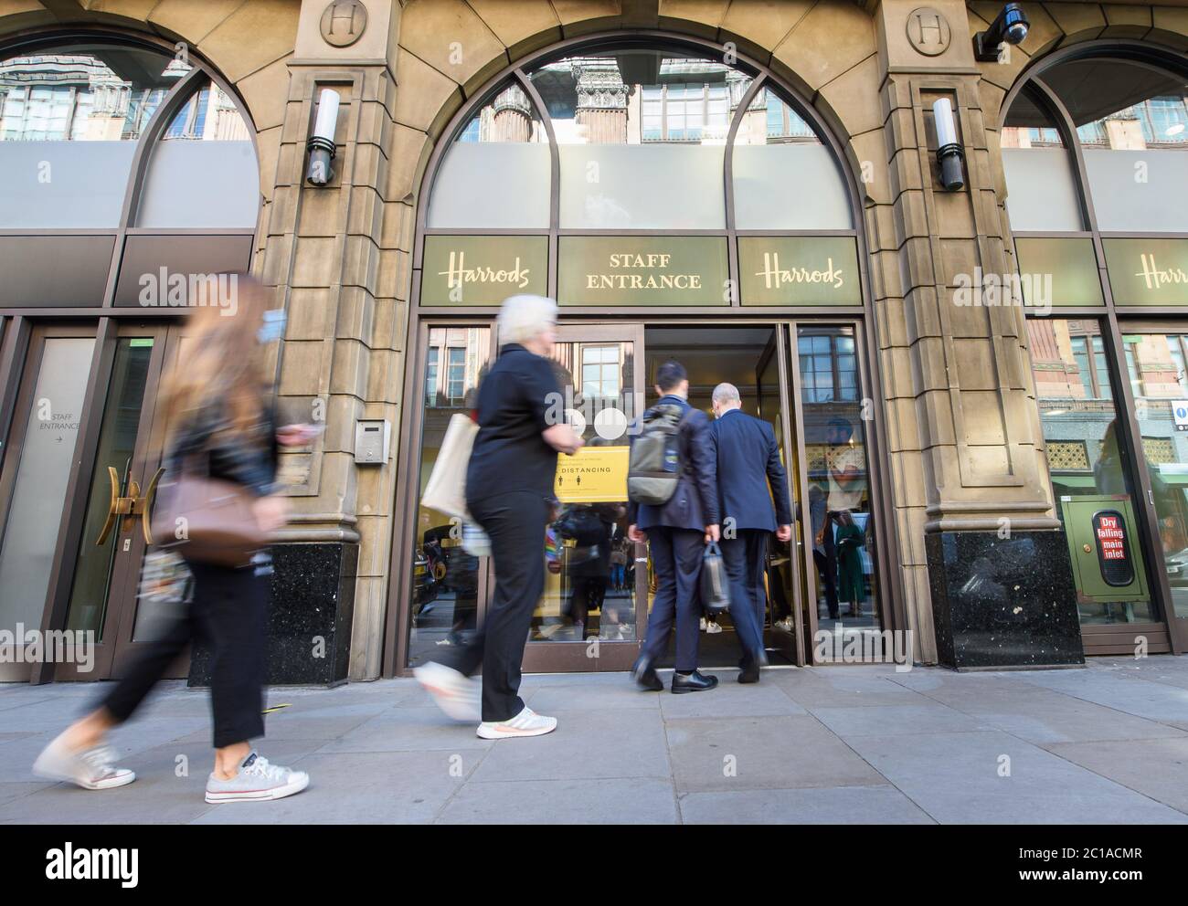 Mitarbeiter kommen zur Arbeit in den Harrods Store in Knightsbridge, London, wo er seine Türen öffnet, nachdem die Regierung angekündigt hat, dass nicht notwendige Geschäfte wieder geöffnet werden können. Stockfoto