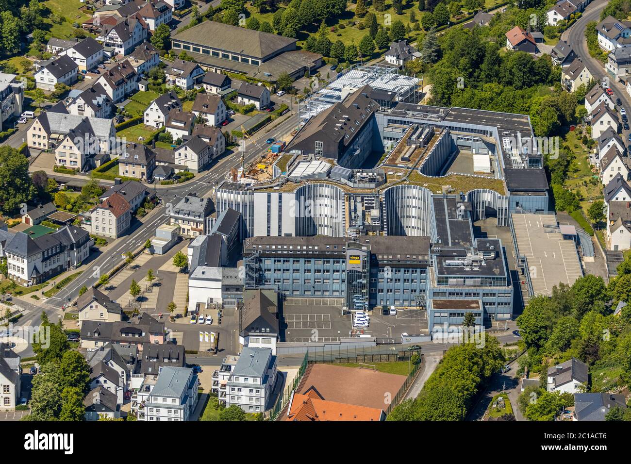 Luftaufnahme, Viega Attendorn Campus, Baustelle Viega-Parkhaus an der Windhauser Straße, Attendorn, Sauerland, Nordrhein-Westfalen, Deutsch Stockfoto