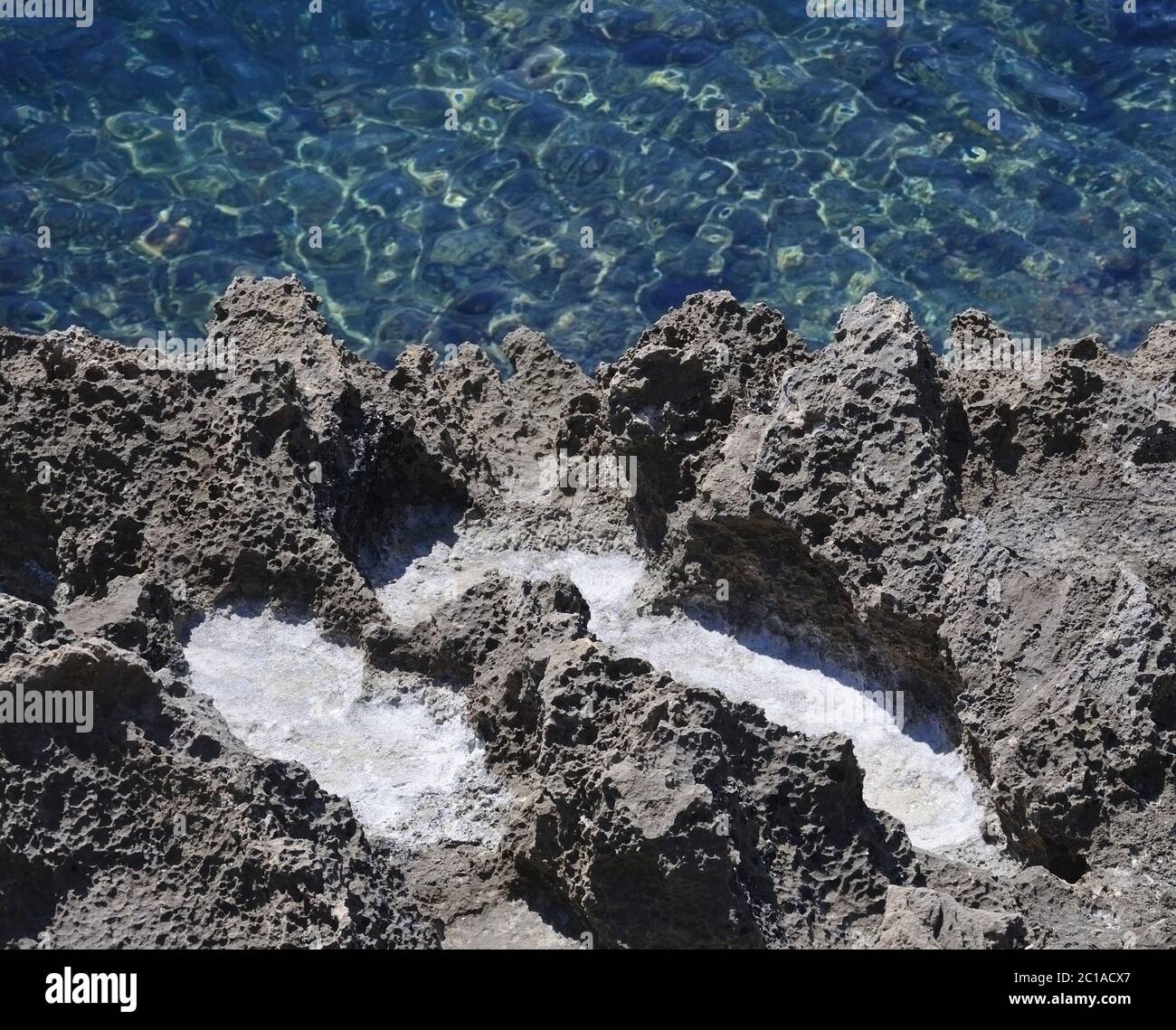 Salz Niederschlag in erodierten schwarz oxidierten Kalkstein Hohlräume Mallorca Stockfoto