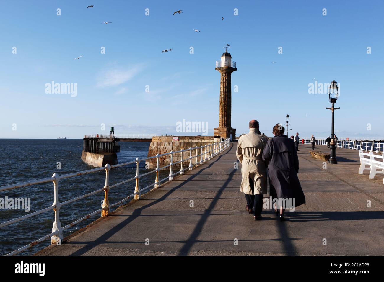 Blick auf die Nordsee entlang des West Pier, Whitby, North Yorkshire, England, Großbritannien, Europa Stockfoto