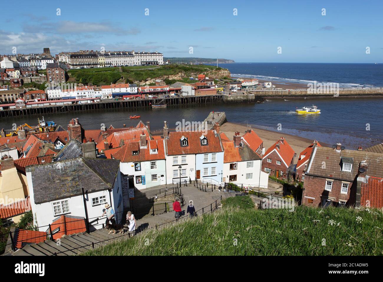 Blick über die Altstadt und den Fluss Esk auf die West Cliff, Whitby, North Yorkshire, England, Großbritannien, Europa Stockfoto