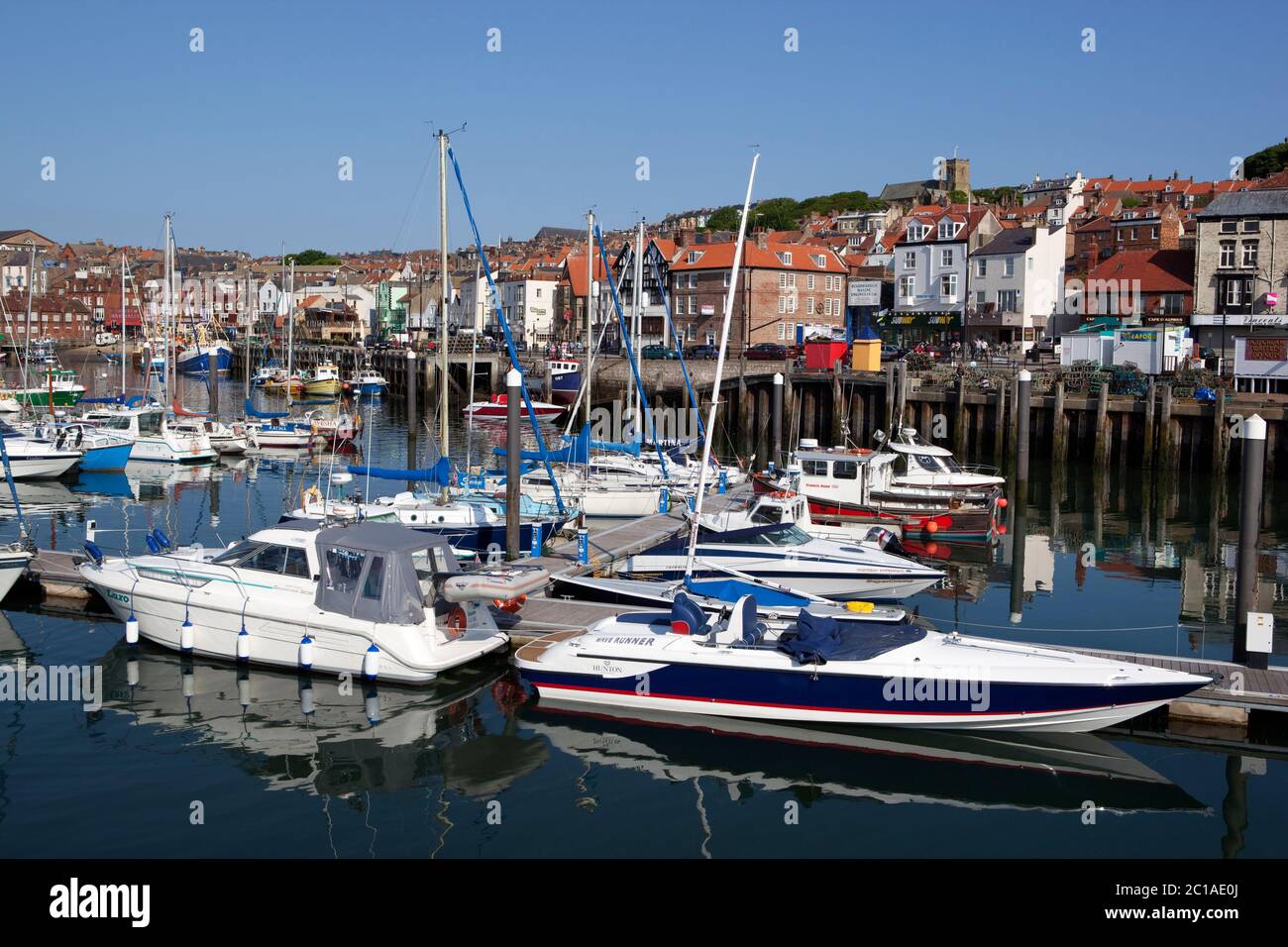 Ausflugsboote in The Old Harbour, Scarborough, North Yorkshire, England, Vereinigtes Königreich, Europa Stockfoto