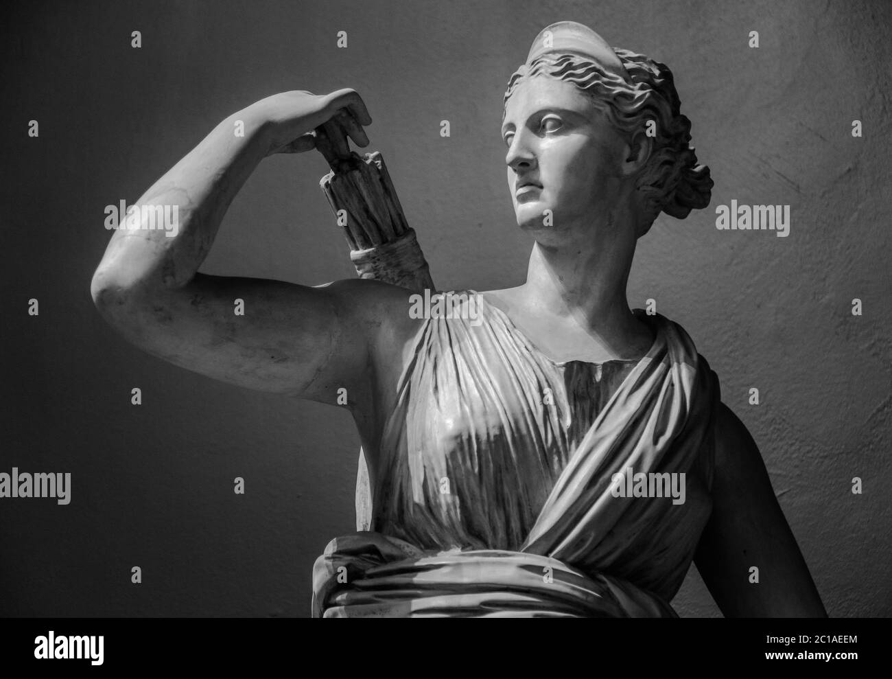 Klassische weiße Marmorstatuette Diana von Versailles Stockfoto