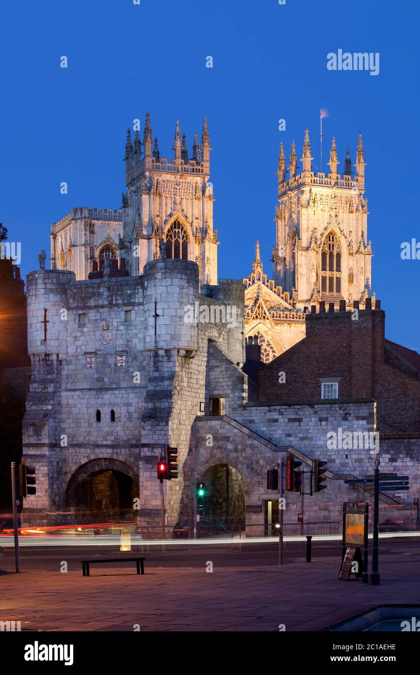 Bootham Bar mittelalterliche Tor und Stadtmauern mit York Minster bei Nacht, York, Yorkshire, England, Großbritannien, Europa Stockfoto