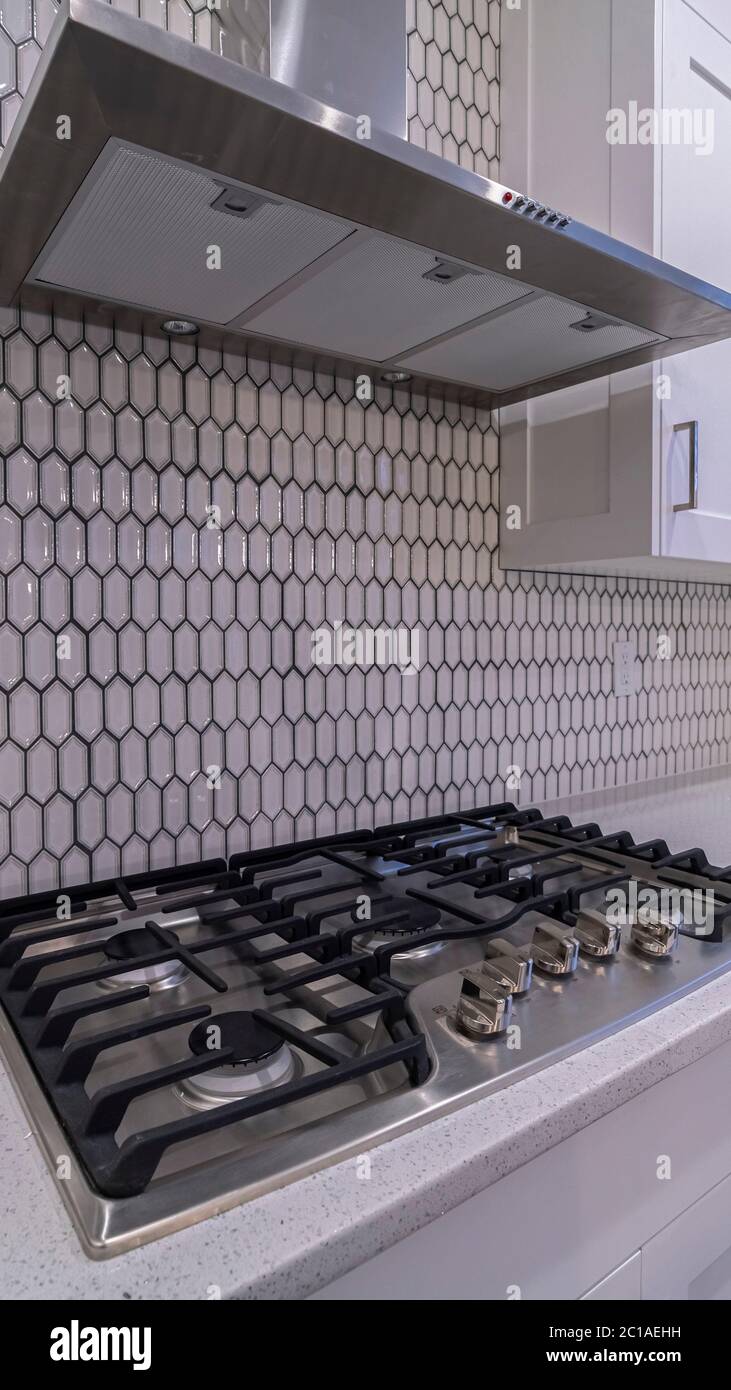 Vertikale Counter Top Gasherd Kochfeld und Dunstabzugshaube Stockfoto