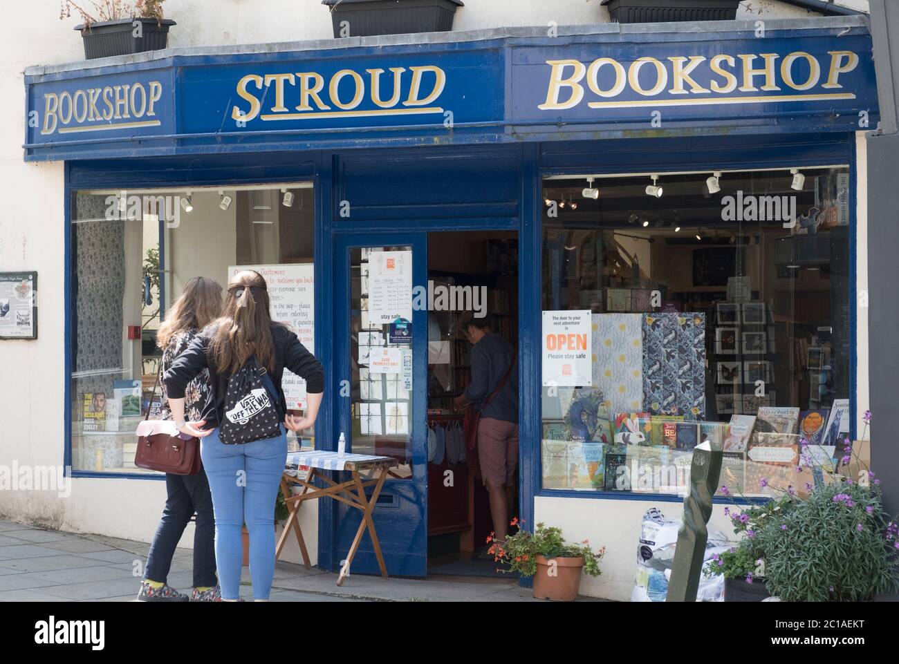 Stroud, Glos, Großbritannien. Juni 2019. Geschäfte, die nicht wesentliche Gegenstände verkaufen, dürfen zum ersten Mal seit 3 Monaten wieder geöffnet werden. Strenge Sicherheitsmaßnahmen und soziale Distanzierung sind unerlässlich und sind in dieser beliebten Stadt Cotswold zu sehen.abgebildet ist der Stroud-Buchhändler Stockfoto