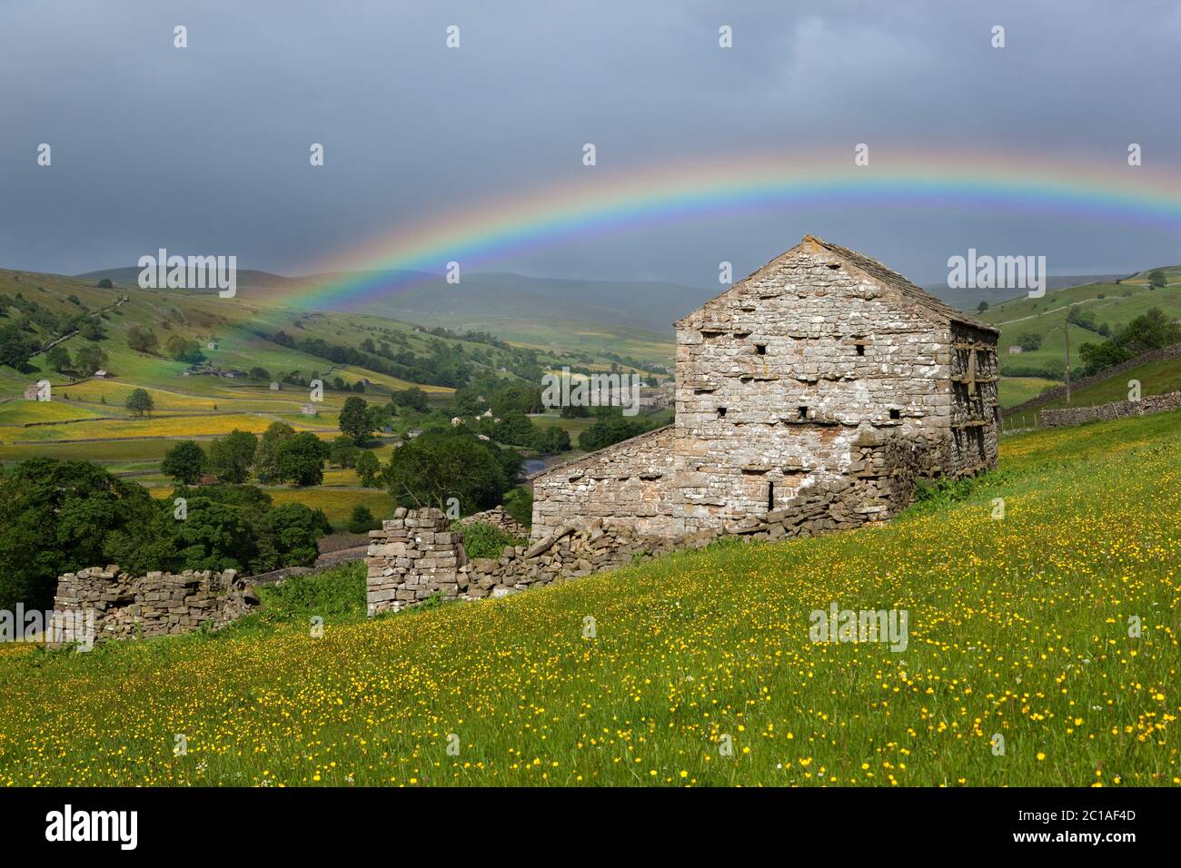 Regenbogen über traditionellen Stein Scheune im Swaledale Tal, Muker, Yorkshire Dales National Park, North Yorkshire, England, Großbritannien, Europa Stockfoto