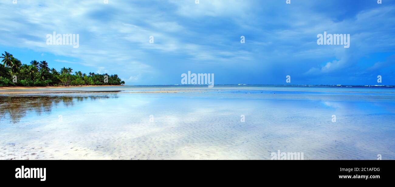 Karibisches Meer und Wolken Himmel . Reisehintergrund. Stockfoto