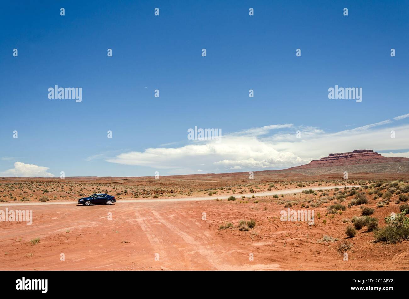 Einsames Auto in der roten Sandwüste Stockfoto