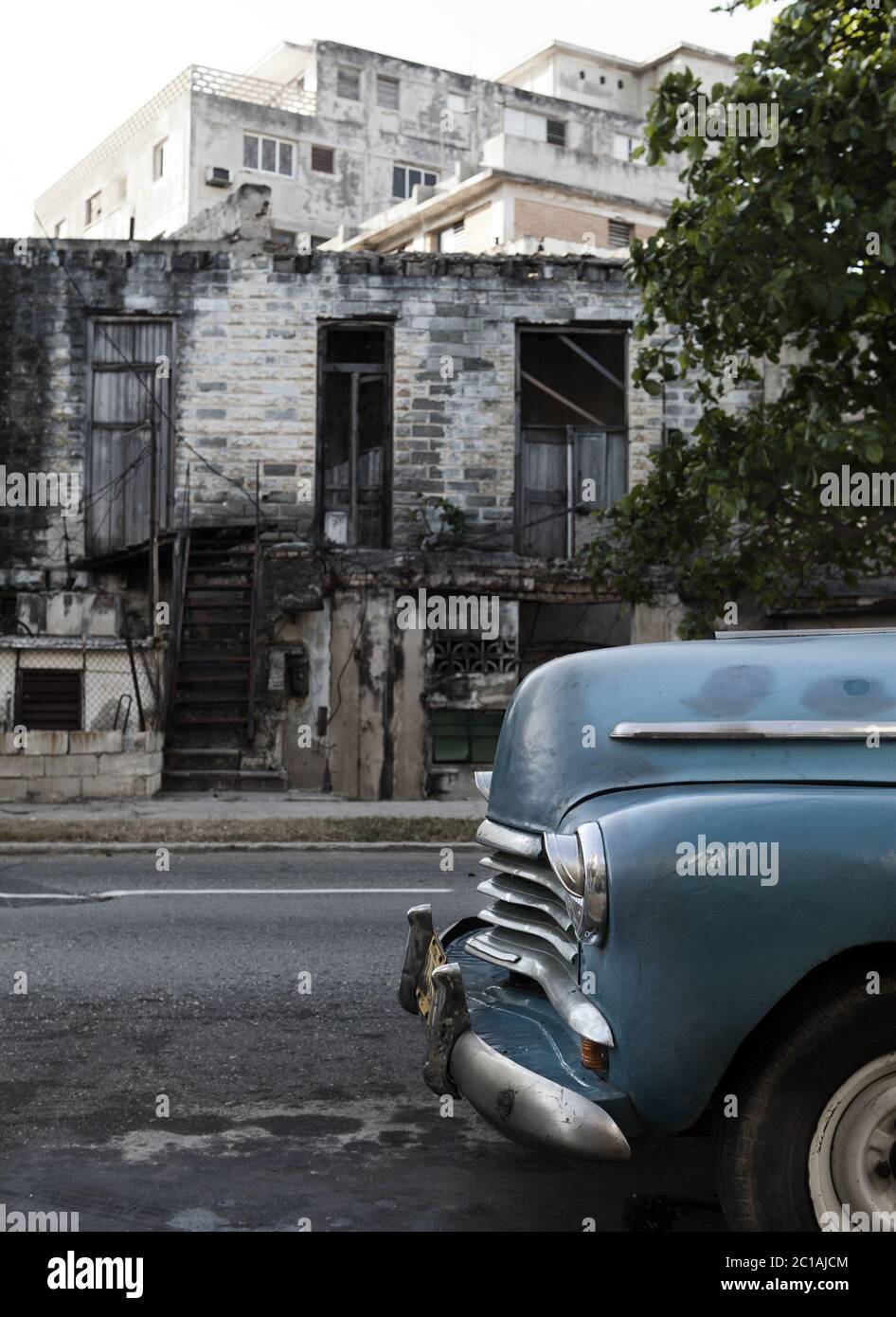 Kuba, Havanna. Das alte zerstörte Gebäude auf einer der zentralen Straßen Stockfoto