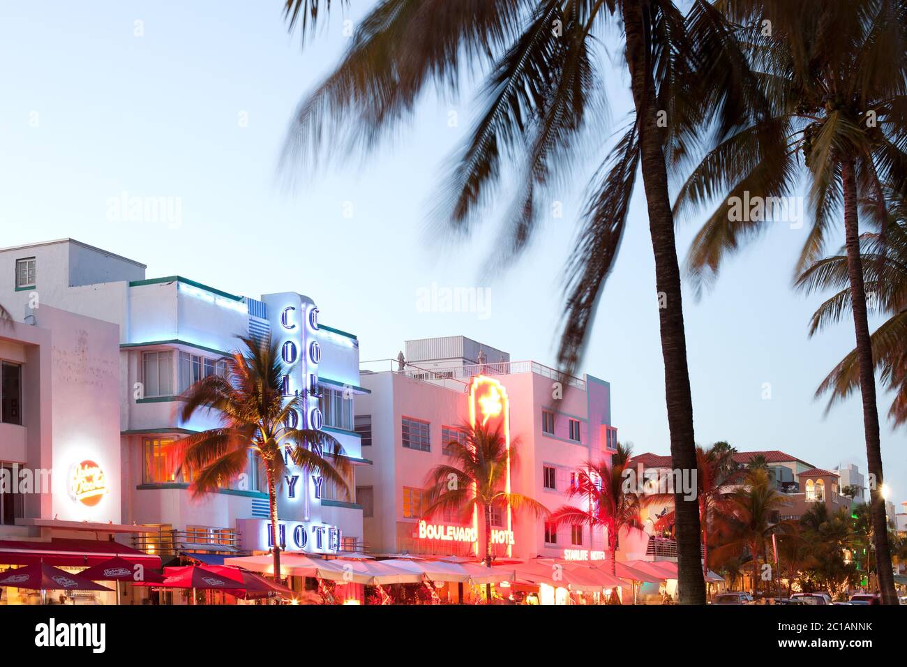 South Beach, Miami, Florida, Vereinigte Staaten - Hotels, Bars und Restaurants am Ocean Drive im berühmten Art-Deco-Viertel. Stockfoto