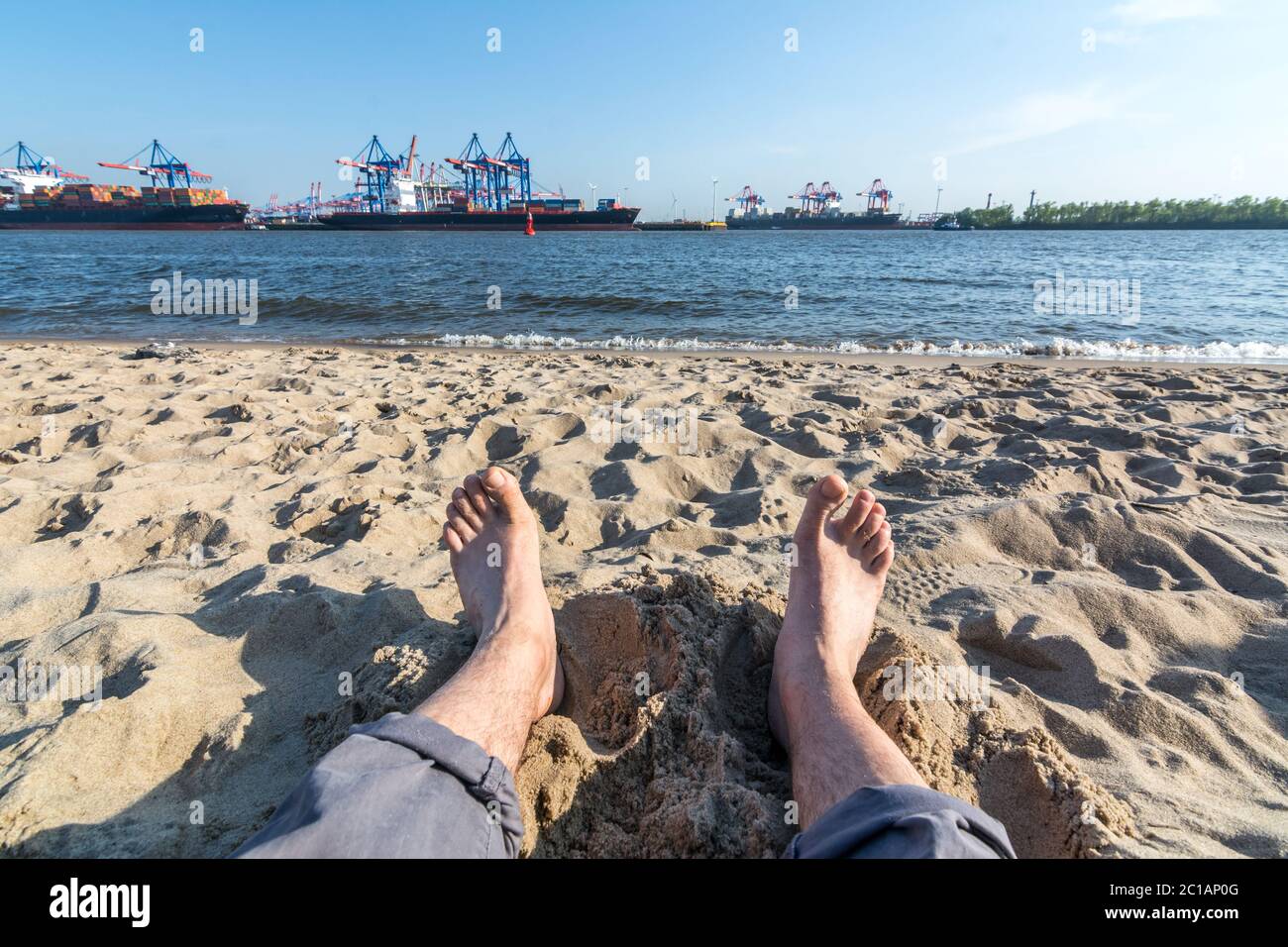 Füße im Sand am Elbstrand in Hamburg Stockfoto