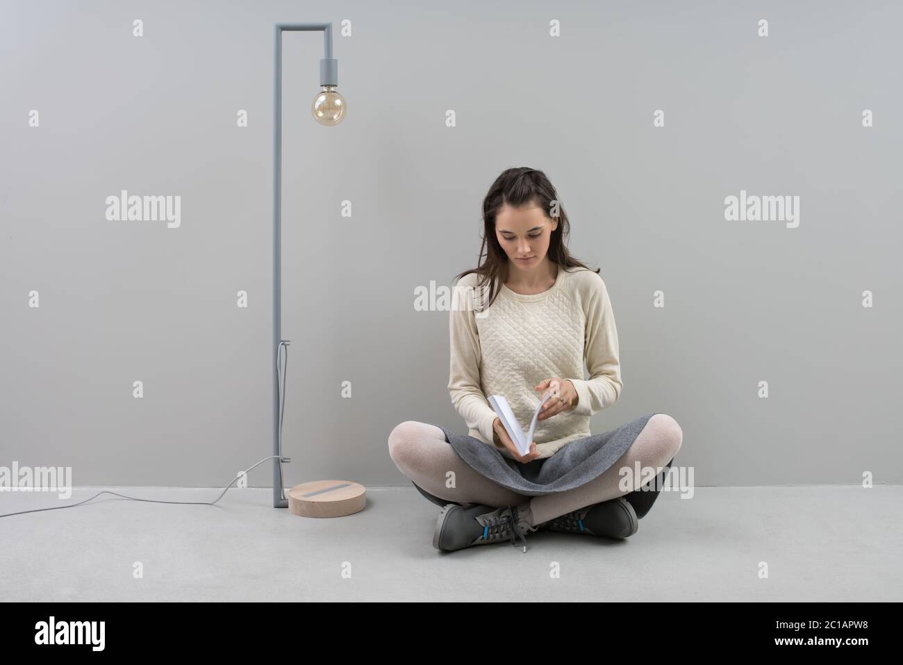 Mädchen mit Buch und Edison lamp Stockfoto