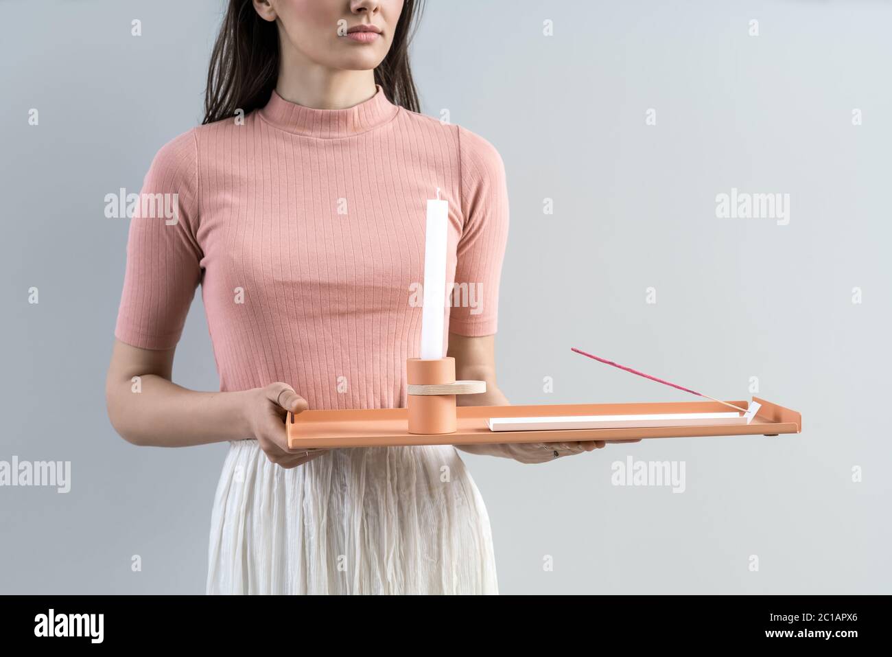 Mädchen mit Metall orange Tablett Stockfoto