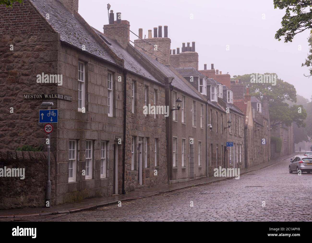 Blick auf die High Street in der University of Aberdeen im Nebel, Schottland Stockfoto