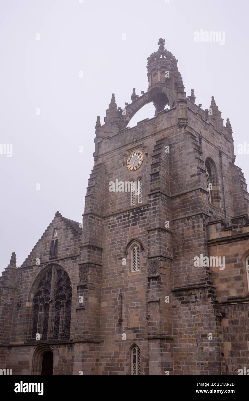 Blick auf das King's College in der University of Aberdeen im Nebel, Schottland Stockfoto