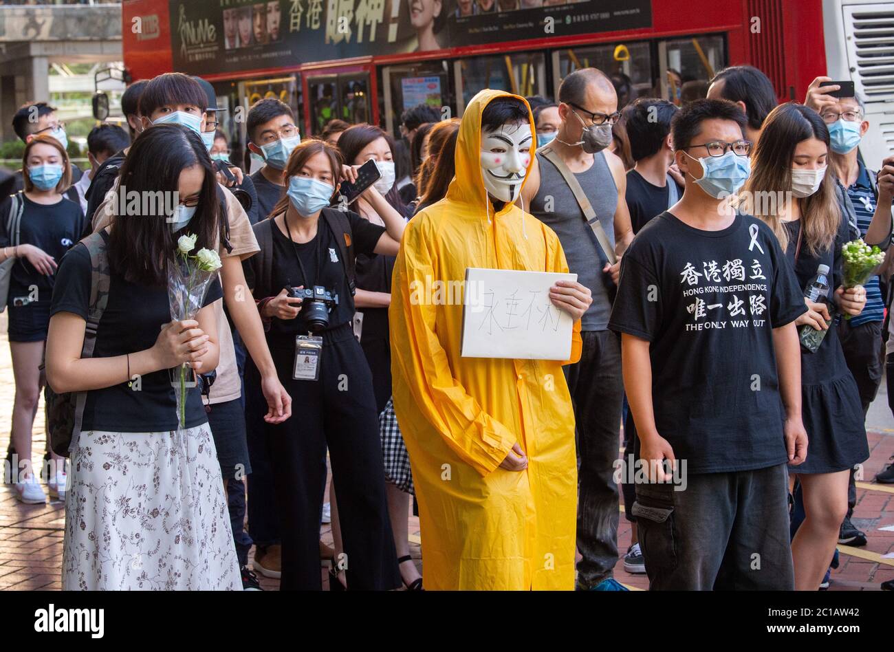 Hongkong, Hongkong. Juni 2020. Demonstranten versammeln sich in der Pacific Place Mall in der Admiralty Hongkong, um des ersten demokratischen Protestierenden-Todes am 15. Juni 2020 zu gedenken. Marco Leung ist vor einem Jahr von Gerüsten außerhalb des Gebäudes in den Tod gefallen. Er wurde bekannt als der Regenmantel Mann. Quelle: Jayne Russell/ZUMA Wire/Alamy Live News Stockfoto