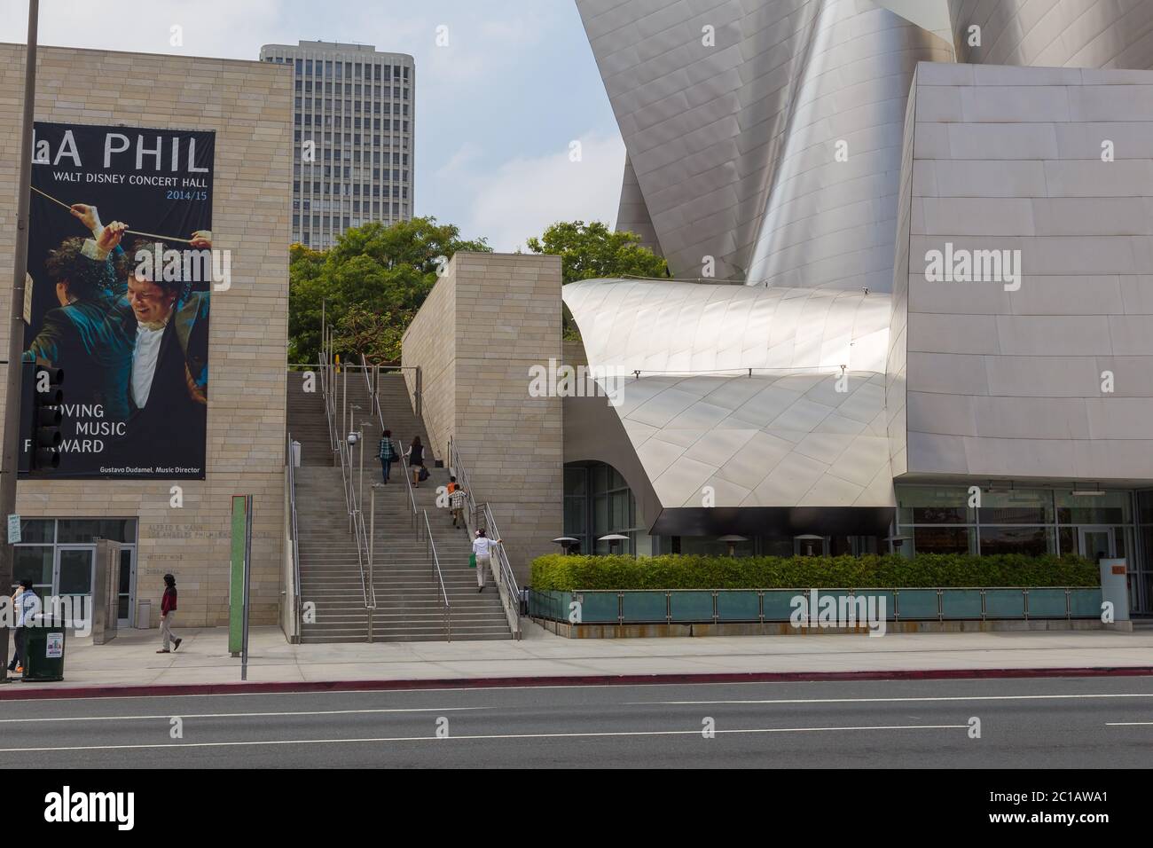 Los Angeles, Kalifornien, USA- 11. Juni 2015: Walt Disney Concert Hall in Downtown Los Angeles von Frank Gehry entworfen. Stockfoto