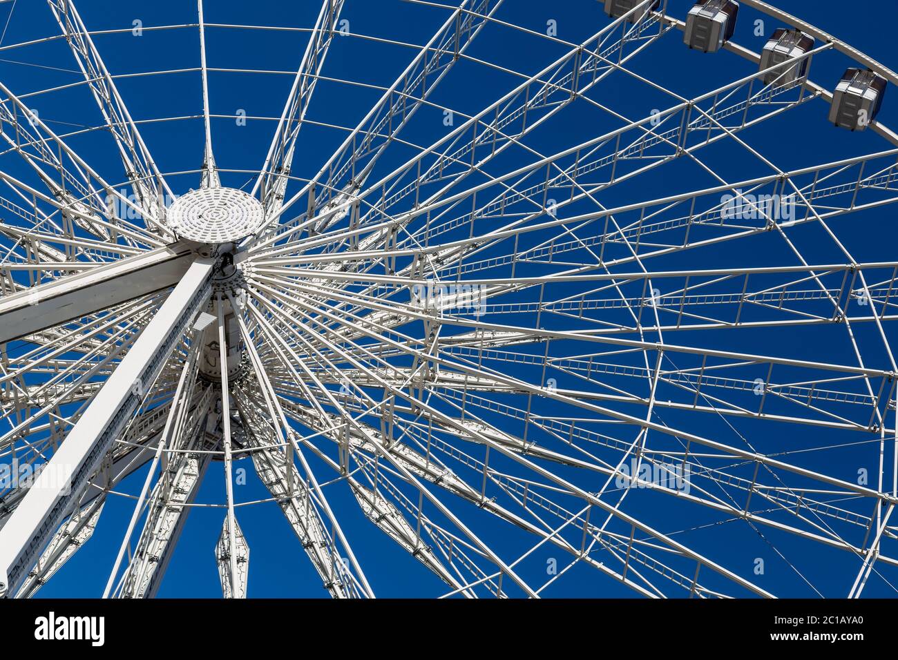 Riesenrad Roue de Paris am Place de la Concorde. Sonniger Tag. Fahren Sie zu berühmten Sehenswürdigkeiten Stockfoto