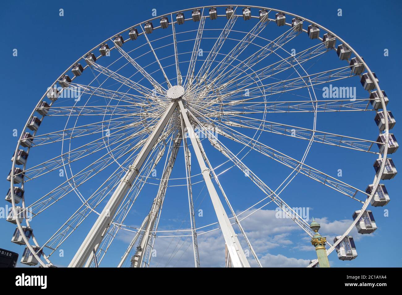 Riesenrad Roue de Paris am Place de la Concorde. Sonniger Tag. Fahren Sie zu berühmten Sehenswürdigkeiten Stockfoto