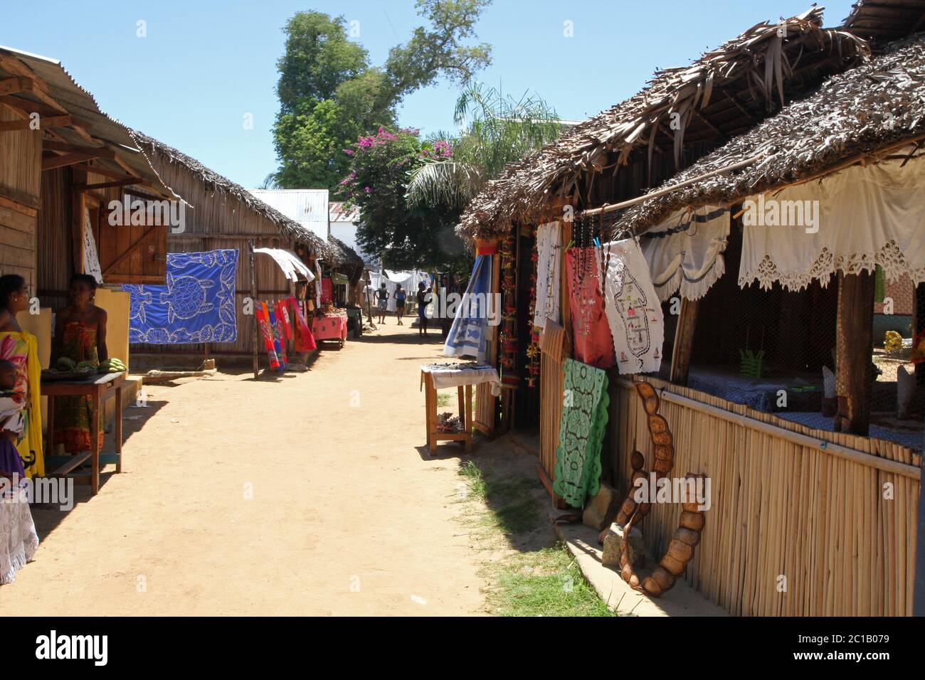 Blick auf die Straße im Dorf, Ampangorinana Village, Nosy Komba Island, Madagaskar. Stockfoto