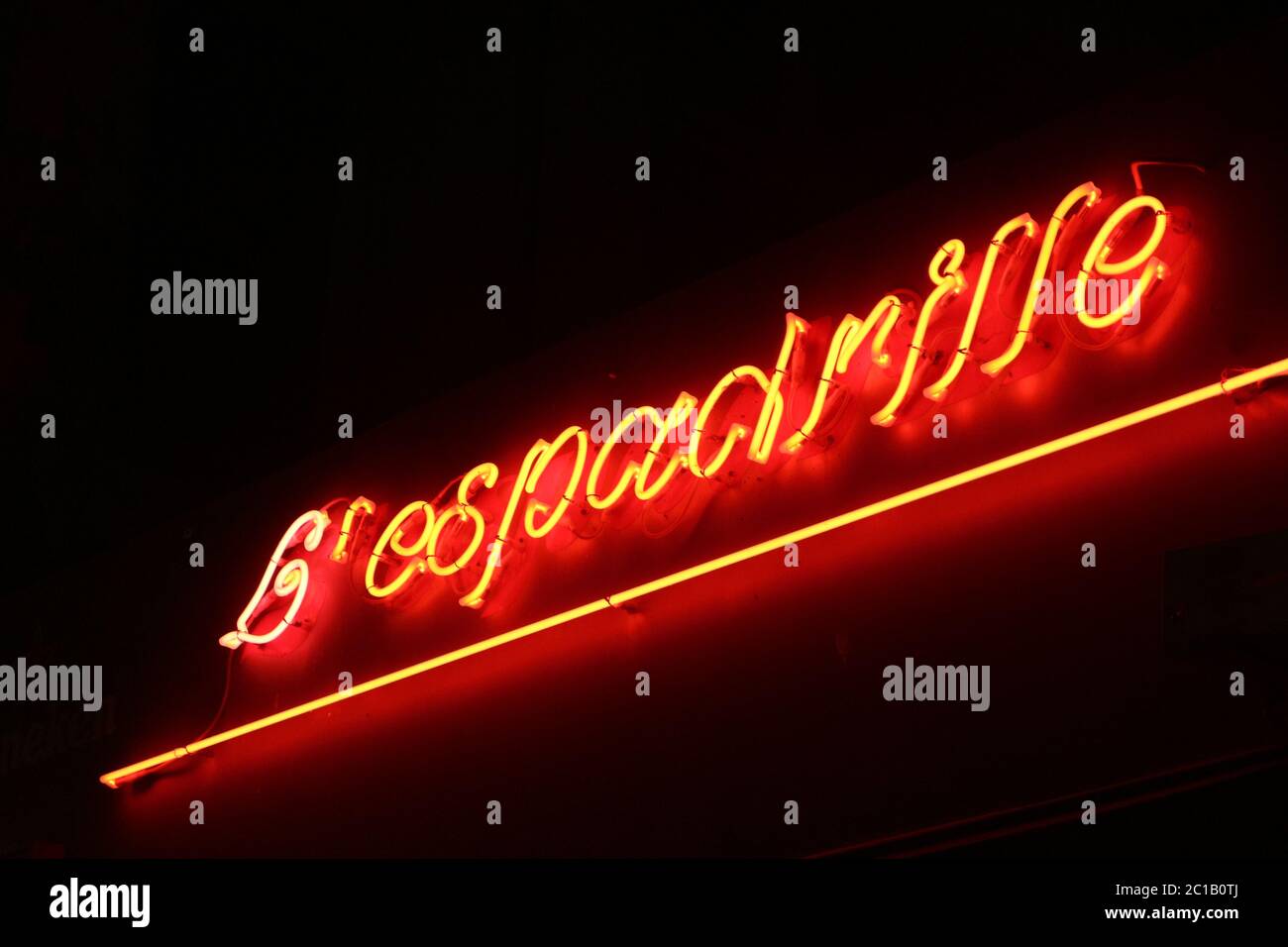 Rotes Neonzeichen von L'espadrille in Dünkirchen, Frankreich. Stockfoto