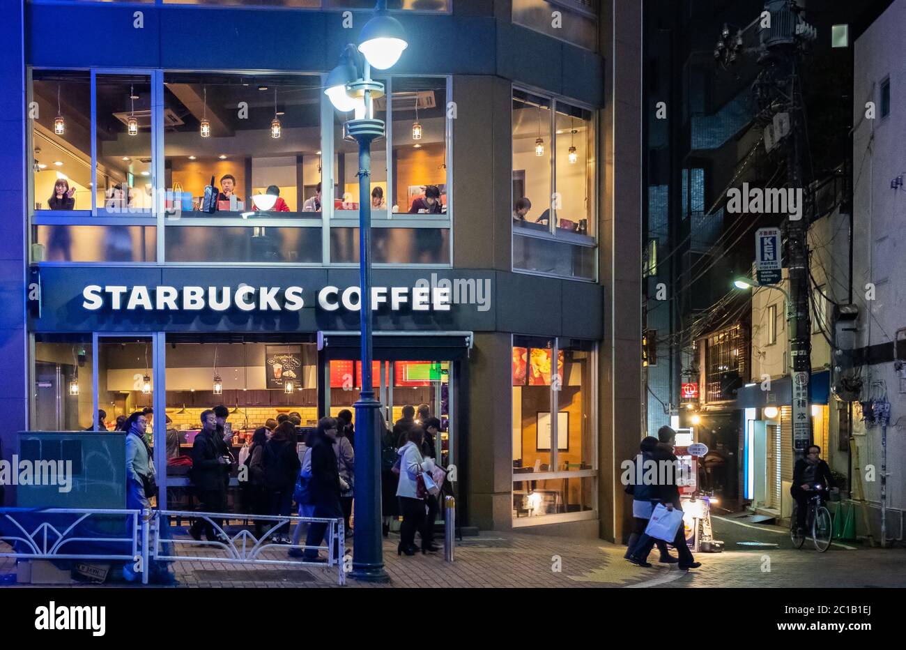 Starbucks Kaffeehaus in Shibuya, Tokio, Japan bei Nacht. Stockfoto
