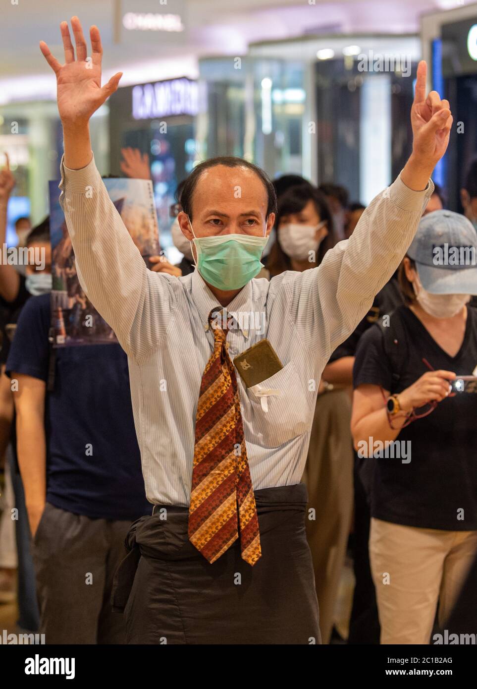 Hongkong, Hongkong. Juni 2020. Protestler in der Pacific Place Mall in der Admiralität Hongkong hält das Signal "fünf Forderungen, nicht eine weniger" zum Gedenken an den ersten demokratischen Protestierenden Tod am 15. Juni 2020. Marco Leung ist vor einem Jahr von Gerüsten außerhalb des Gebäudes in den Tod gefallen. Er wurde bekannt als der Regenmantel Mann. Quelle: Jayne Russell/ZUMA Wire/Alamy Live News Stockfoto