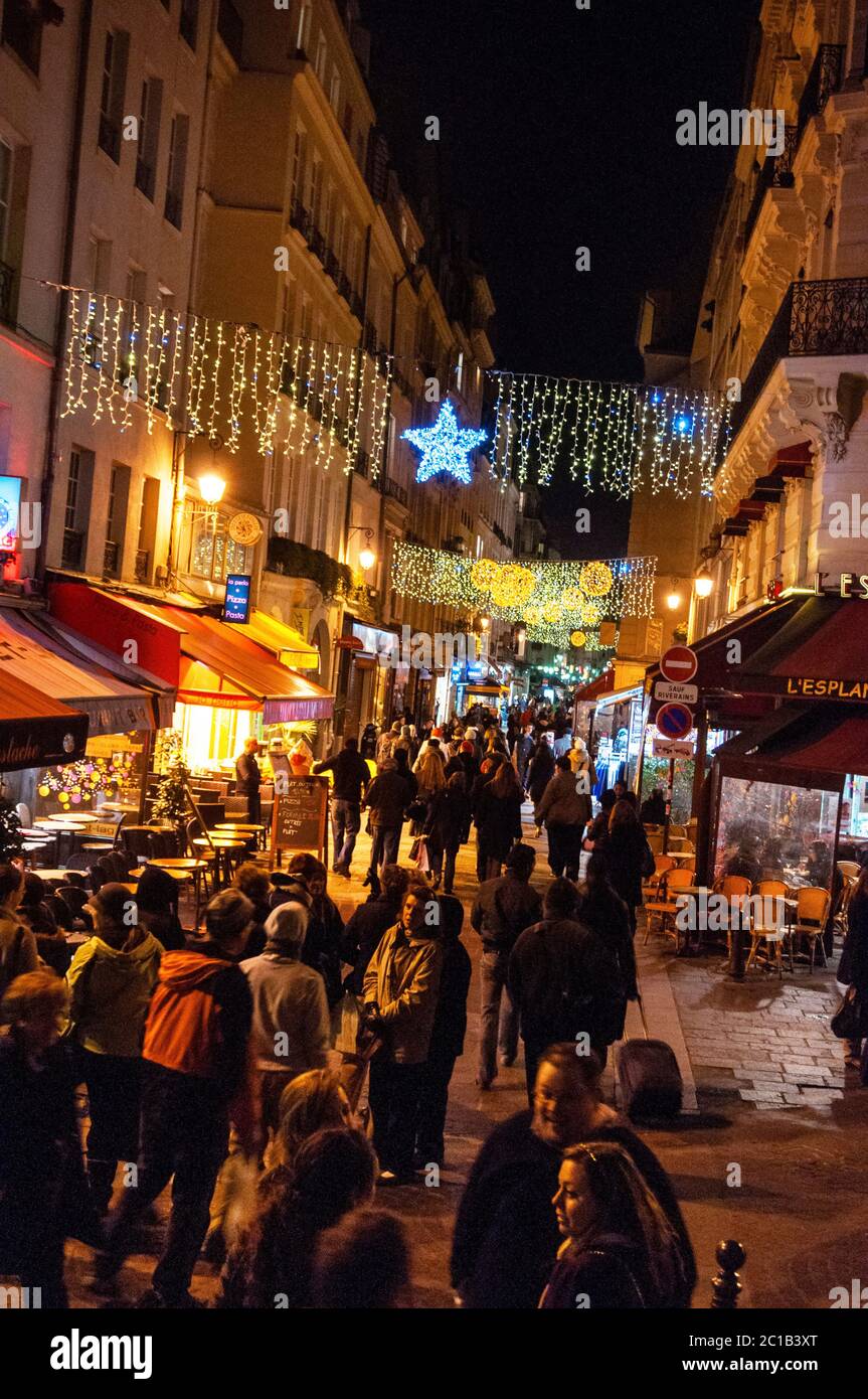 Die Lichter der Saison erfreuen sich in der Rue Montorgueil, einem 