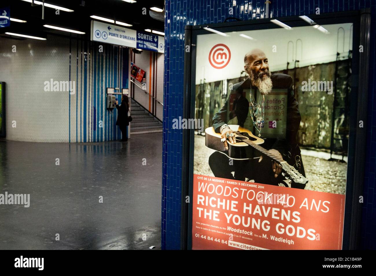 Poster für Richie Haven und die jungen Götter, eine Ikone von Woodstock, an der U-Bahn-Station in Paris, Frankreich. Stockfoto