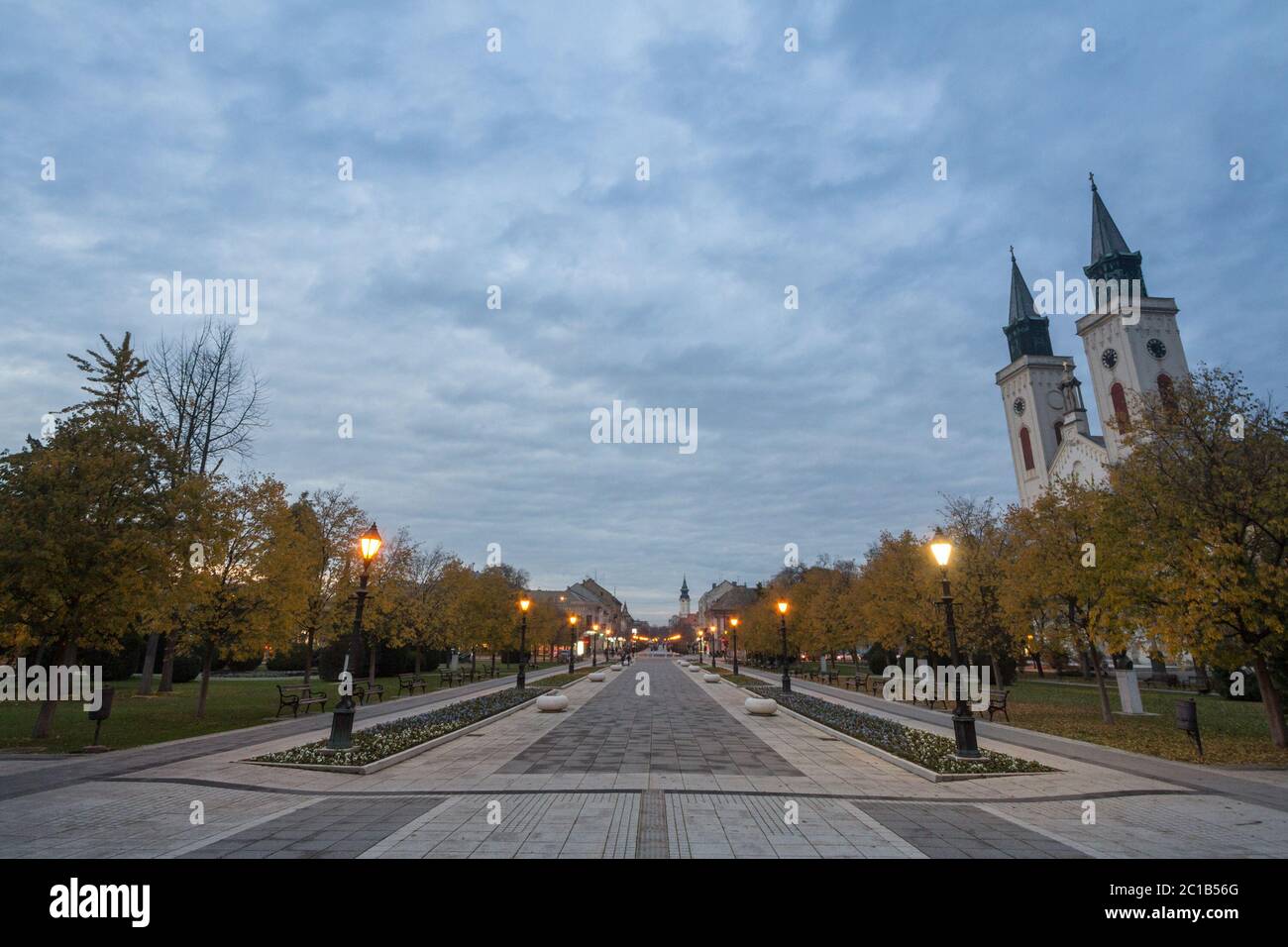 Sombor Hauptplatz, trg Cara Urosa, und die Hauptstraße, Ulica Kralja Petra, in der Nacht, mit der Karmeliter Karmelicanska Crkva Kirche. Sombor ist eine Stadt Stockfoto