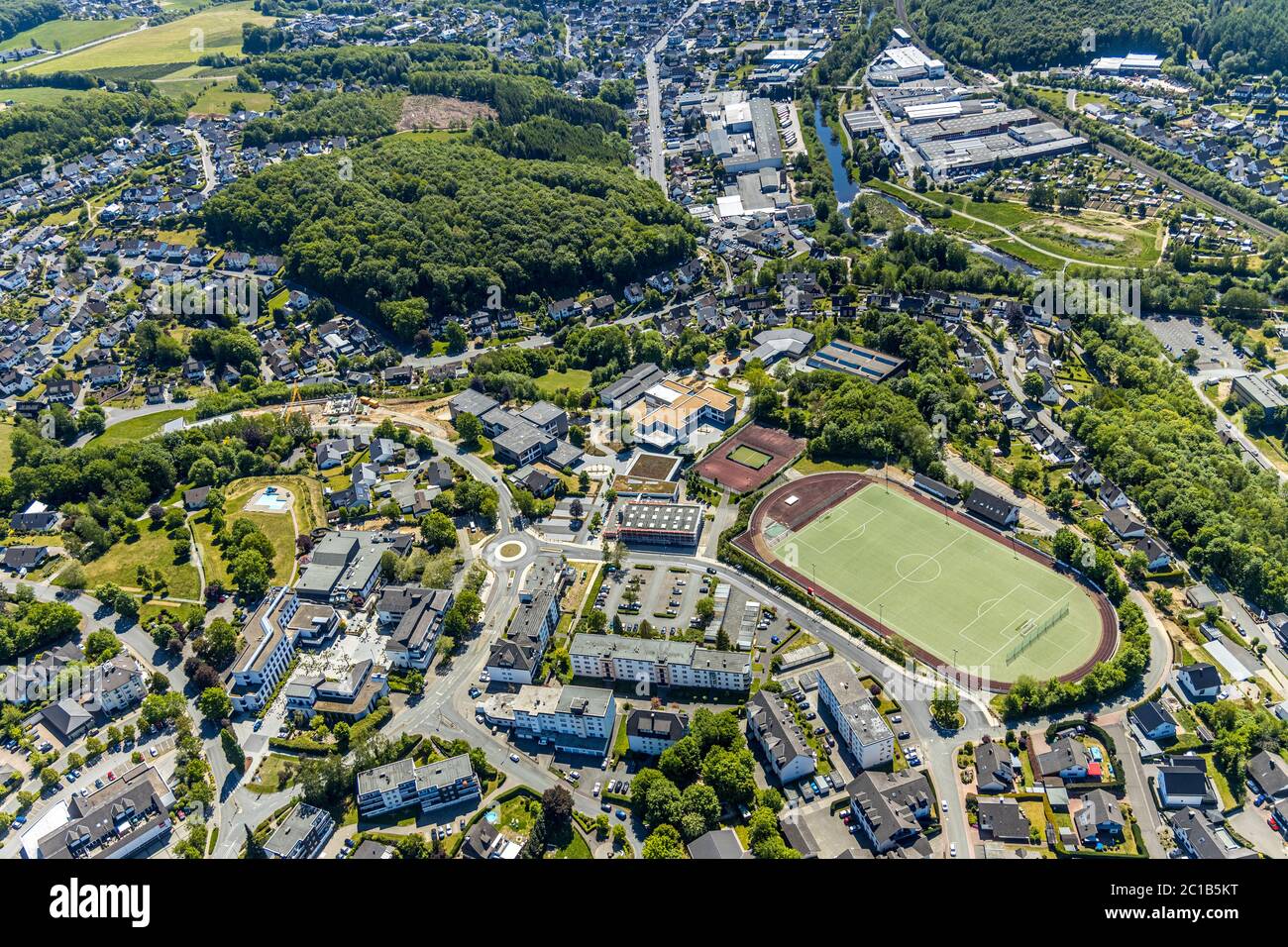 Luftaufnahme, Sportplatz FC Finnentrop, Bigge-Lenne-Gesamtschule, Baustelle neue Feuerwache Kopernikusstraße, Finnentrop, Sauerland, Stockfoto