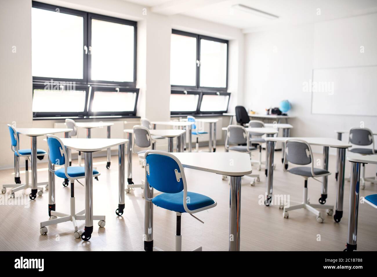 Schreibtische in unkonventionellem Klasszimmer in Privatschule. Stockfoto