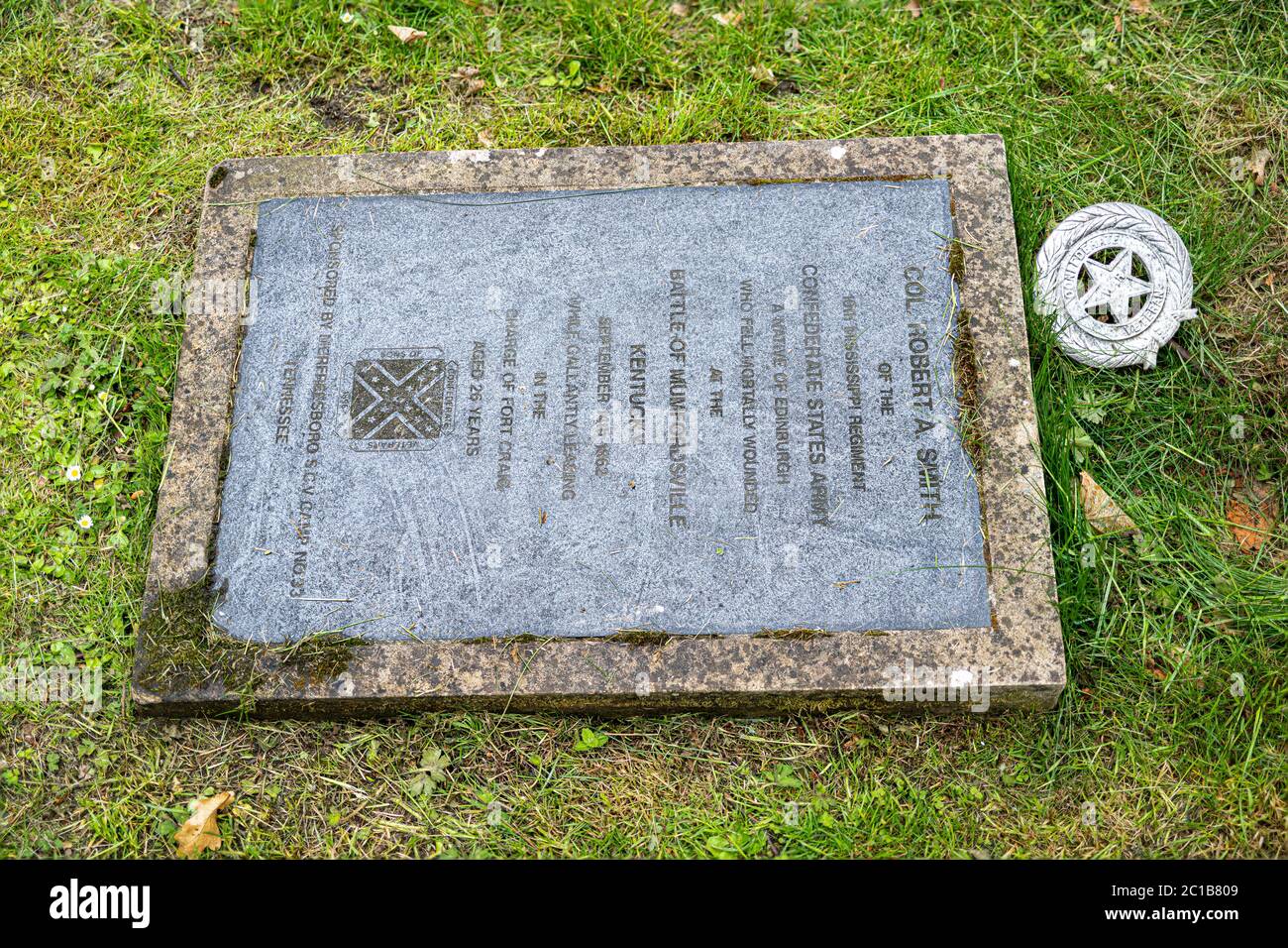 So 14. Juni 2020. Edinburgh, Schottland. Das umstrittene Denkmal für Oberst Robert A. Smith von der Bundeswehr auf dem Dean Friedhof, Edinburgh, Schottland. Das Denkmal hat vor kurzem seine konföderierten Fahnen entfernt und die konföderierten Kriegsveteran Abzeichen in den Boden gestempelt gesehen. Stockfoto