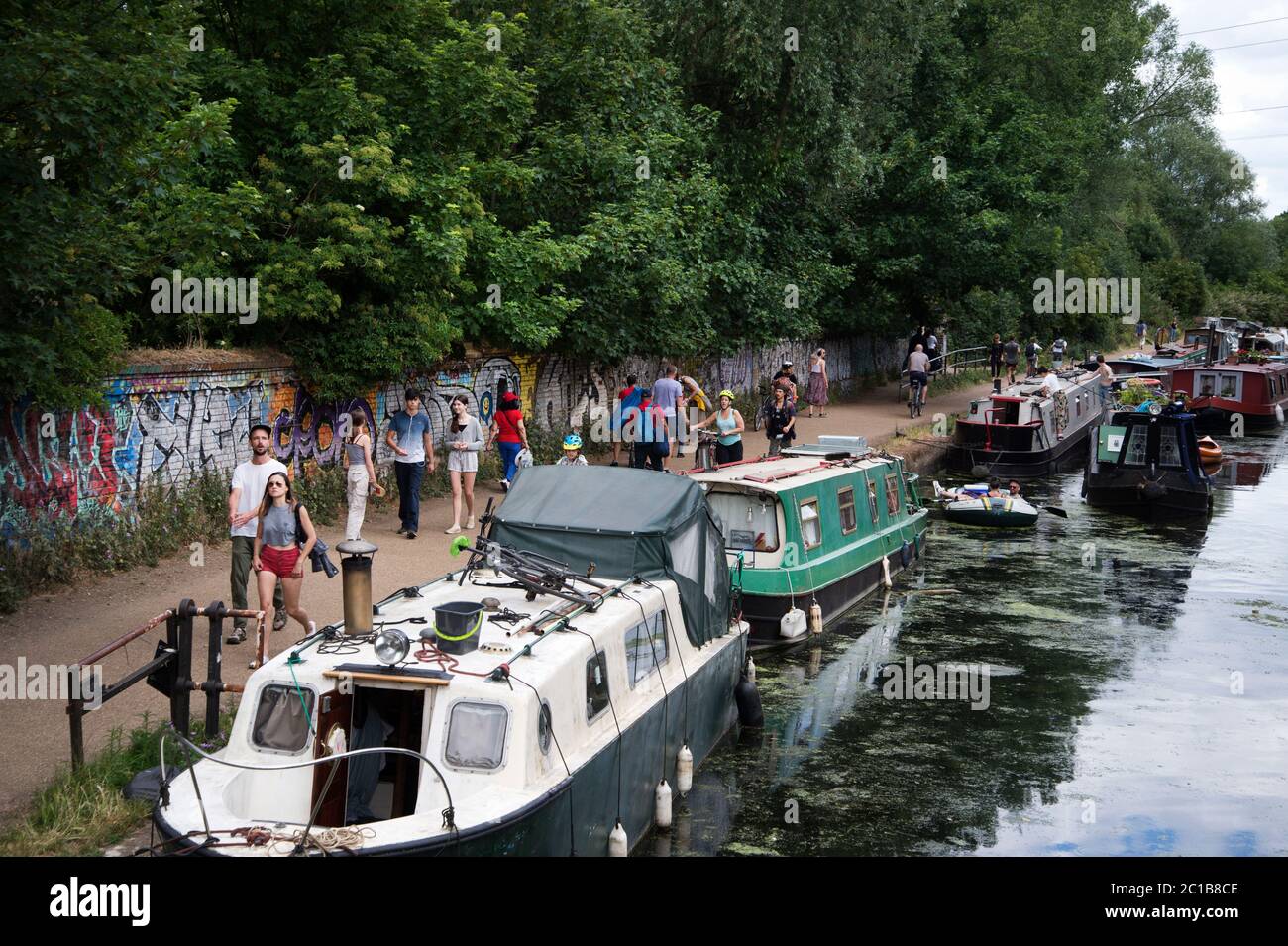 Hackney, London, England, Großbritannien. Corona Virus (Covid-19) Pandemie. Lee Navigation Canal. Menschen trainieren. Stockfoto