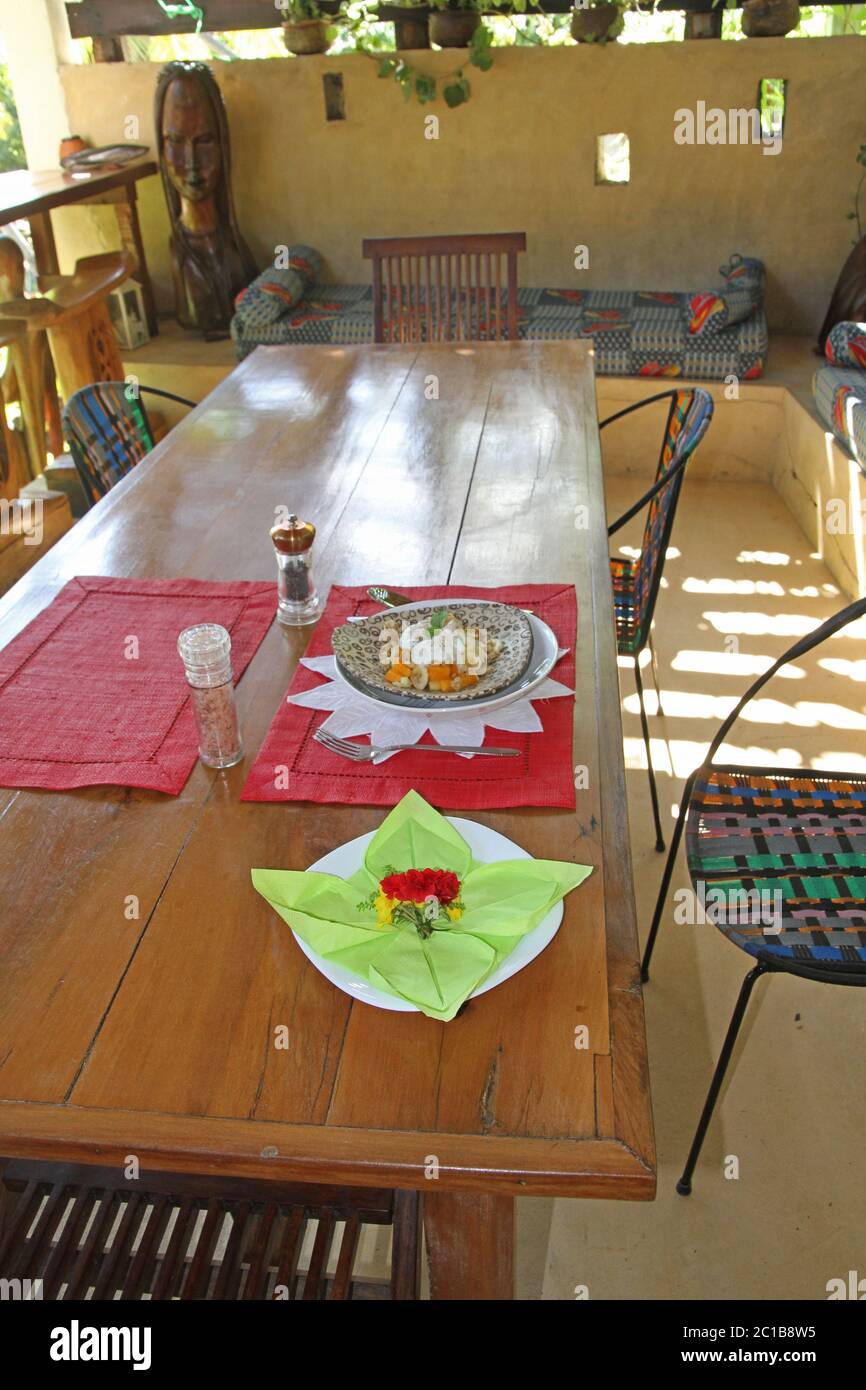 Frühstück Einstellung während der Frühstückszeit um 293 Uhr auf Komba Guest House, Ampangorinana Village Nosy Komba Island, Madagaskar. Stockfoto
