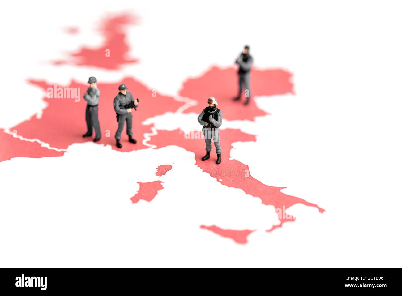 Miniaturpolizei auf der Karte von europa Stockfoto