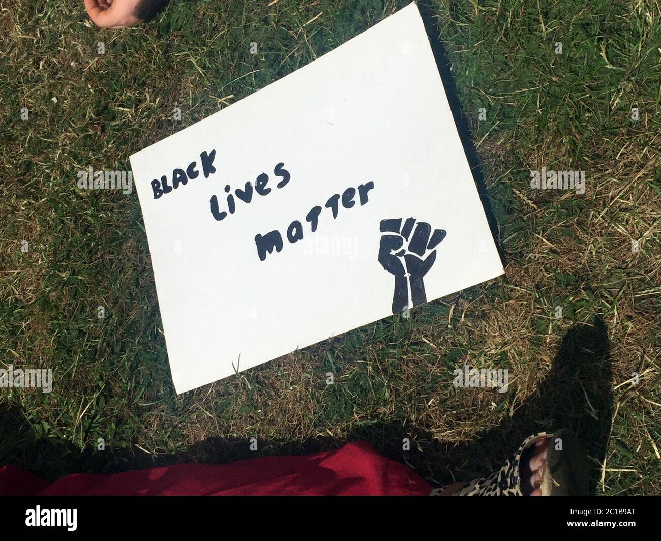 Kinderprotest "Black Lives Matter", London, Großbritannien - 13/6/2020: Kinderprotest "Black Lives Matter" in Tottenham, Haringey Kinder marschieren mit Familie friedlich. Tottenham Park neben Broadwater Farm Estate, die 1985 London Rennen Riot passiert verursacht 2 Todesfälle ist Stockfoto