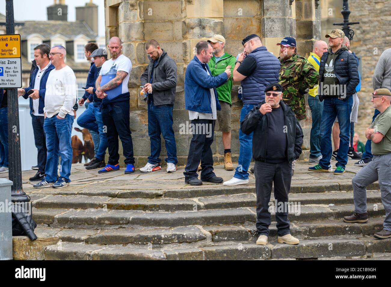 Richmond, North Yorkshire, Großbritannien - 14. Juni 2020: Anti Black Lives Matter Demonstranten schützen den Obelisk bei einem BLM-Protest in Richmond, North Yorkshire Stockfoto