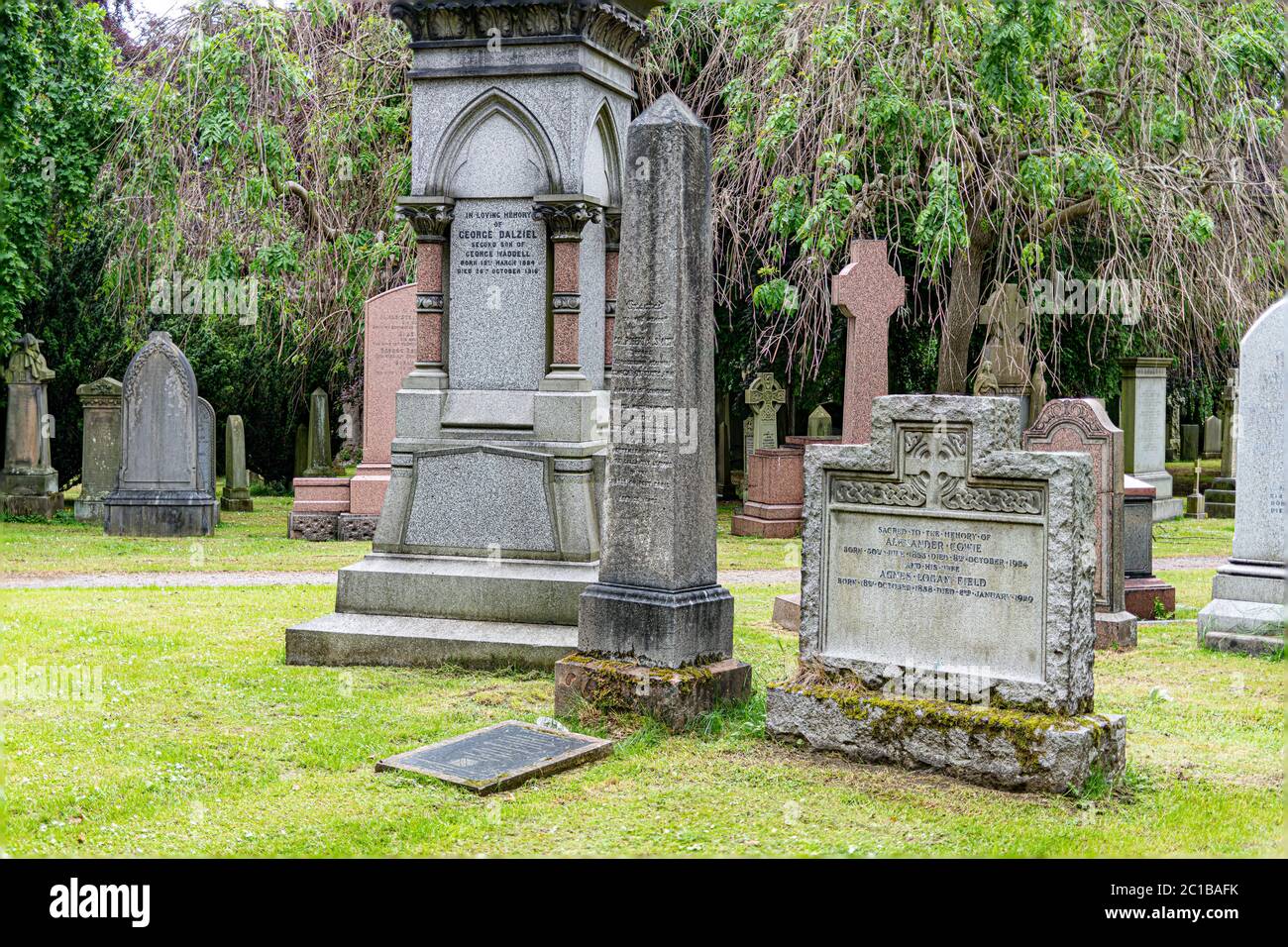 So 14. Juni 2020. Edinburgh, Schottland. Das umstrittene Denkmal für Oberst Robert A. Smith von der Bundeswehr auf dem Dean Friedhof, Edinburgh, Schottland. Das Denkmal hat vor kurzem seine konföderierten Fahnen entfernt und die konföderierten Kriegsveteran Abzeichen in den Boden gestempelt gesehen. Stockfoto