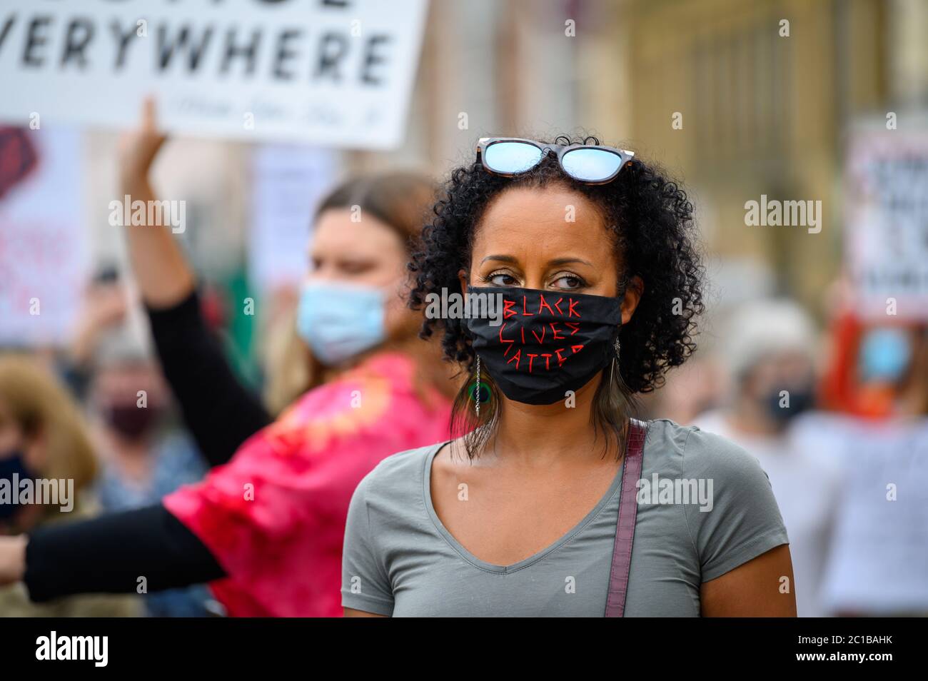 Richmond, North Yorkshire, Großbritannien - 14. Juni 2020: Eine mächtige schwarze Führerin trägt eine PPE-Gesichtsmaske von Black Lives Matter bei einem BLM-Protest in Richmond, N Stockfoto