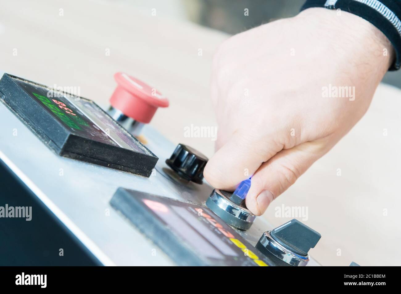 Eine Nahaufnahme der nicht gepflegten Hände des echten männlichen Zimmermanns rundet das Finish der Spanplatten-Details der Möbel ab Stockfoto