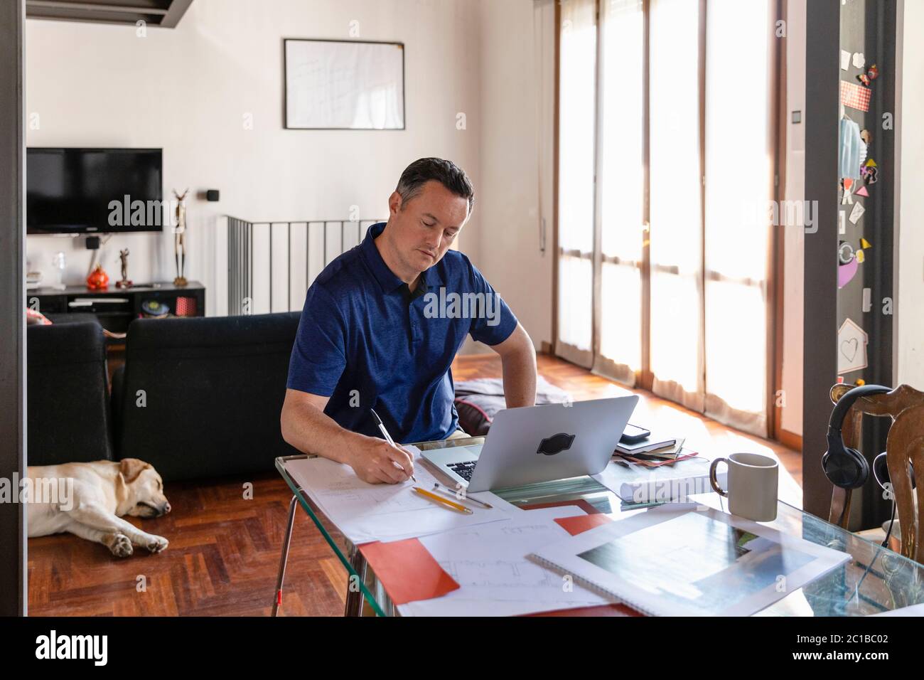 Mann, der von zu Hause aus während der Corona-Virus-Sperre bei einem Online-Meeting arbeitet. Stockfoto