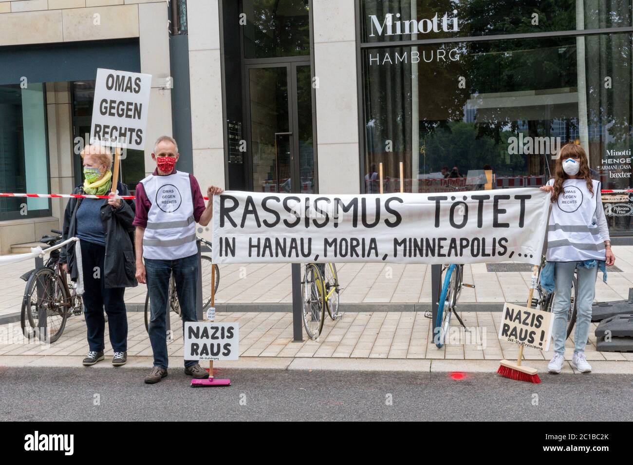 Hamburg, Deutschland. Juni 2020. Demonstration der Allianz "unteilbar" mit einer Menschenkette versus Rassismus vom Rathaus zum Hauptbahnhof. Hamburg, 14. Juni 2020 Quelle: dpa/Alamy Live News Stockfoto Hamburg, Deutschland. Juni 2020. Demonstration der Allianz "unteilbar" mit einer Menschenkette versus Rassismus vom Rathaus zum Hauptbahnhof. Hamburg, 14. Juni 2020 Quelle: dpa/Alamy Live News Stockfoto