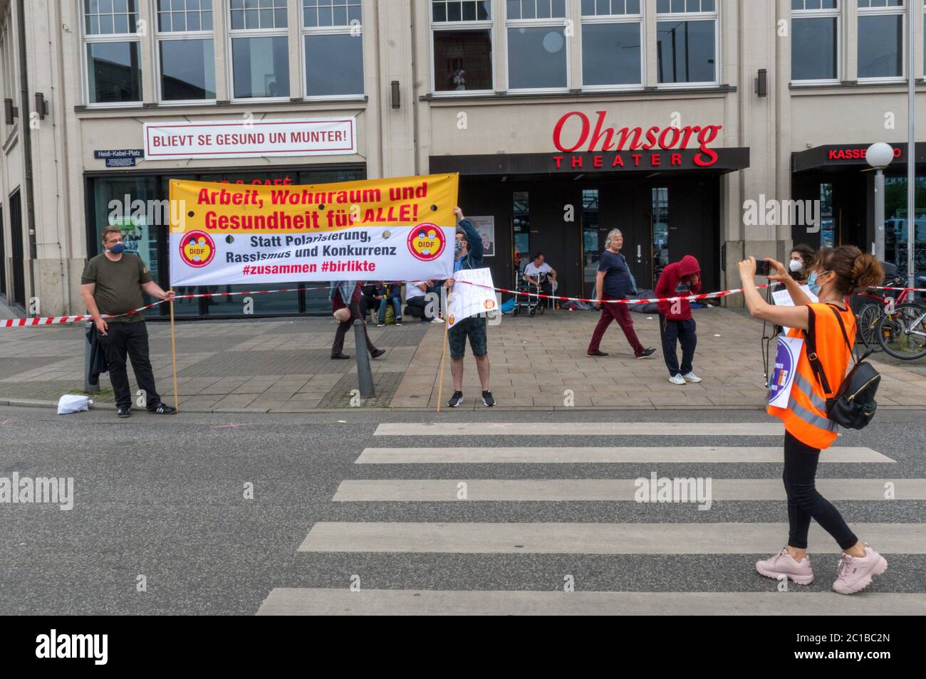Hamburg, Deutschland. Juni 2020. Demonstration der Allianz "unteilbar" mit einer Menschenkette versus Rassismus vom Rathaus zum Hauptbahnhof. Hamburg, 14. Juni 2020 Quelle: dpa/Alamy Live News Stockfoto Hamburg, Deutschland. Juni 2020. Demonstration der Allianz "unteilbar" mit einer Menschenkette versus Rassismus vom Rathaus zum Hauptbahnhof. Hamburg, 14. Juni 2020 Quelle: dpa/Alamy Live News Stockfoto