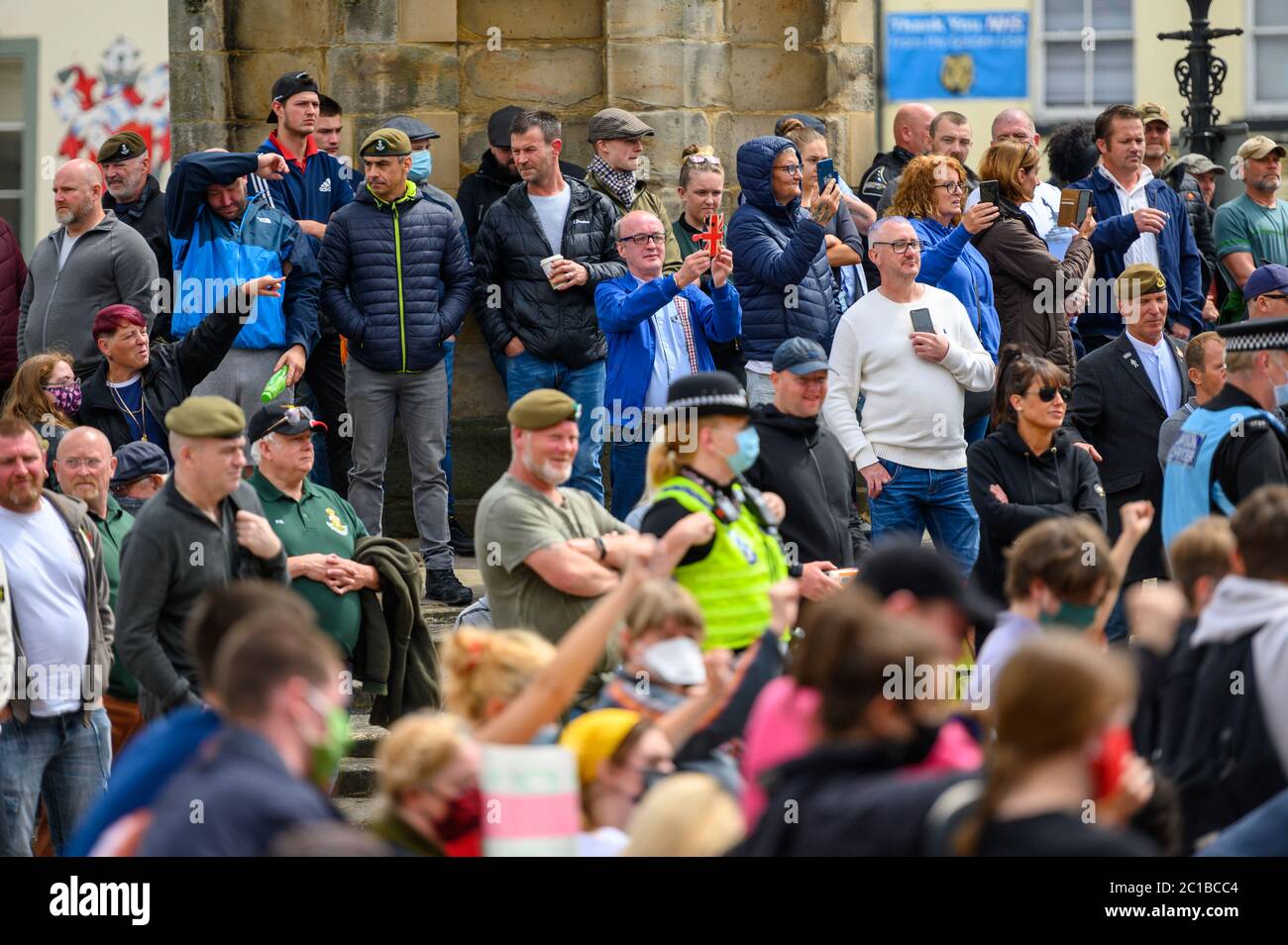 Richmond, North Yorkshire, Großbritannien - 14. Juni 2020: Wütende Gegenprotestierende versammeln sich mit ihren Smartphones, um sich gegen einen Protest gegen die Black Lives Matter zu wehren Stockfoto