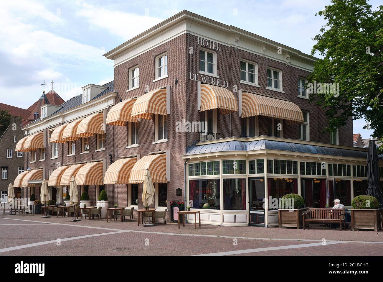 Wageningen, Niederlande, 9. Juni 2020: 'Hotel de Wereld' in der niederländischen Stadt Wageningen. An einem sonnigen Tag mit blauem Himmel Stockfoto