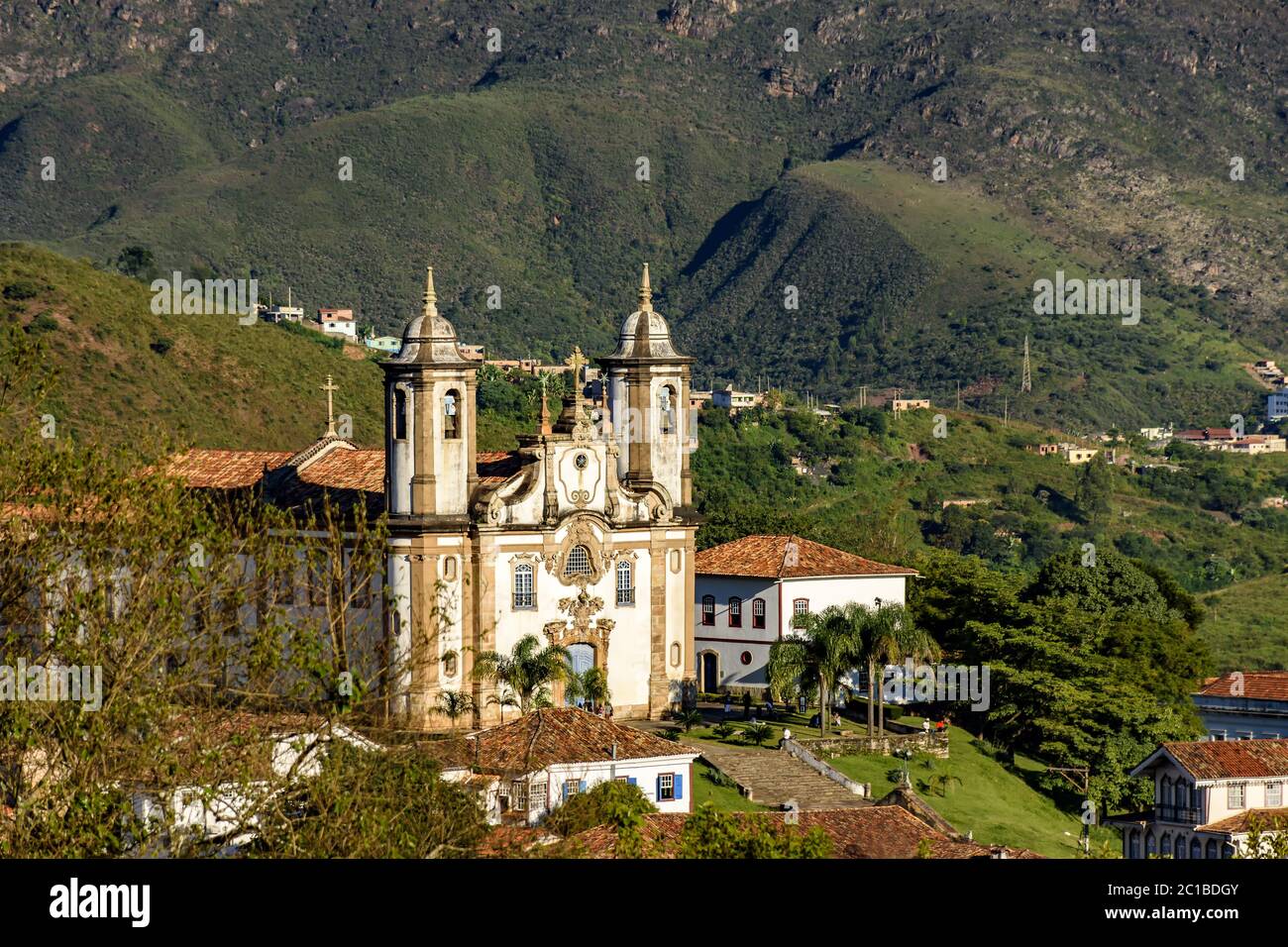 Kirche und Hügel von Ouro Preto Stockfoto