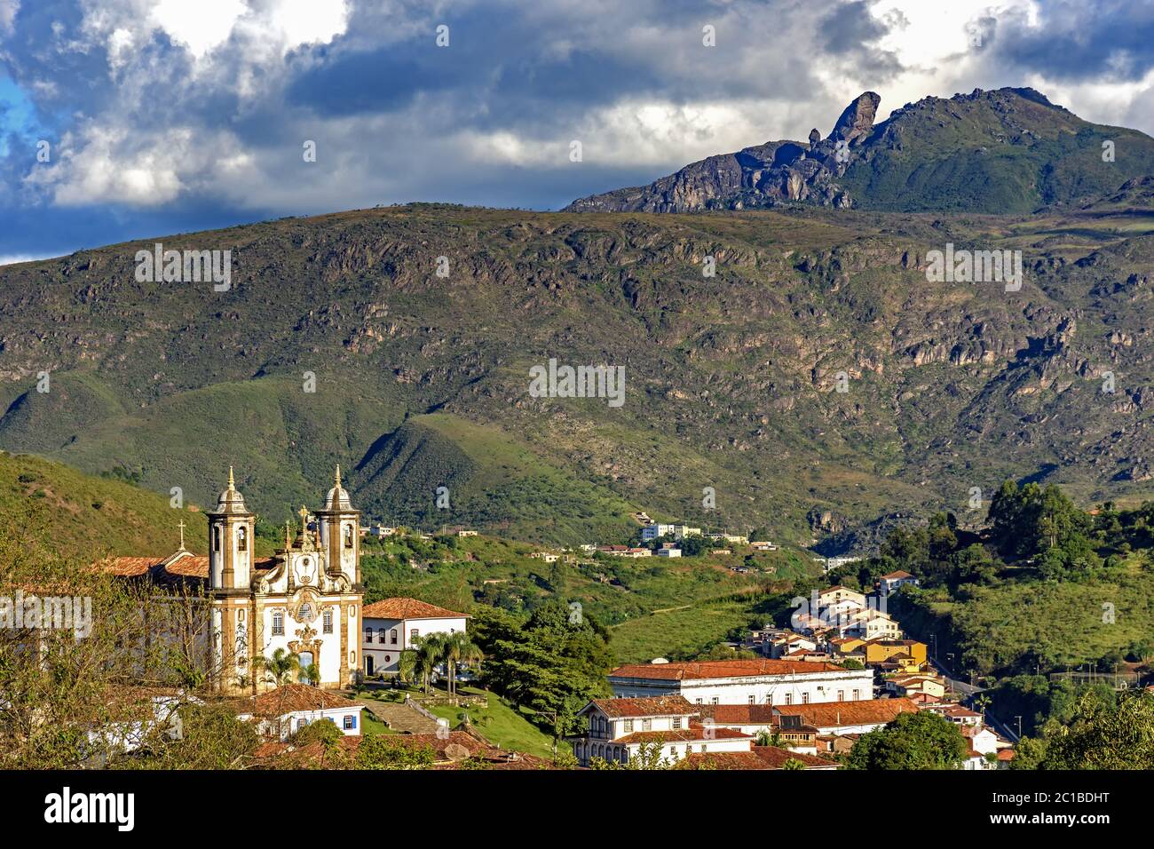 Kirchen und Berge von Ouro Preto Stockfoto