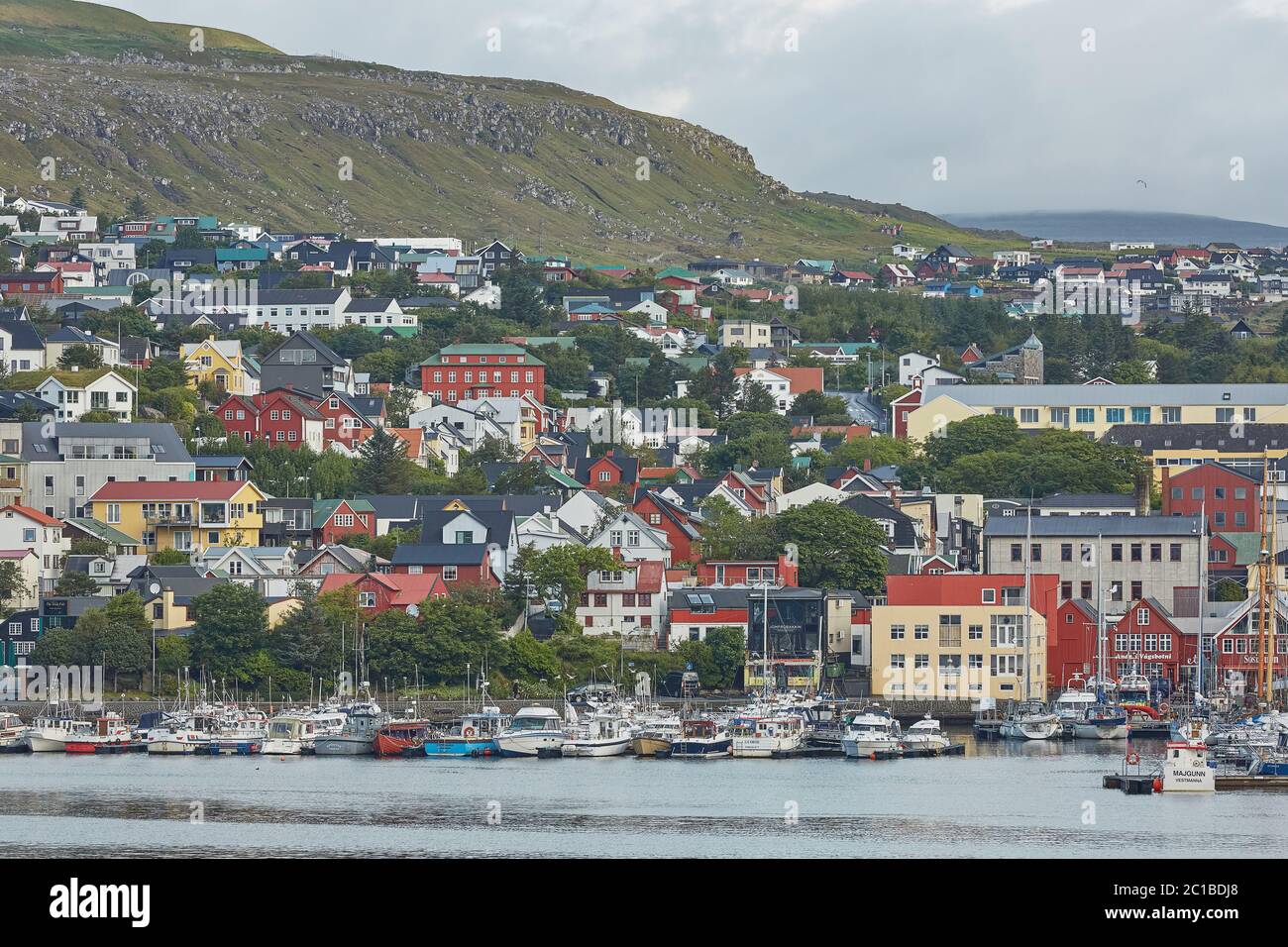 Torshavn, Hauptstadt der Färöer Inseln mit seiner Innenstadt und Hafen in der Bucht Stockfoto